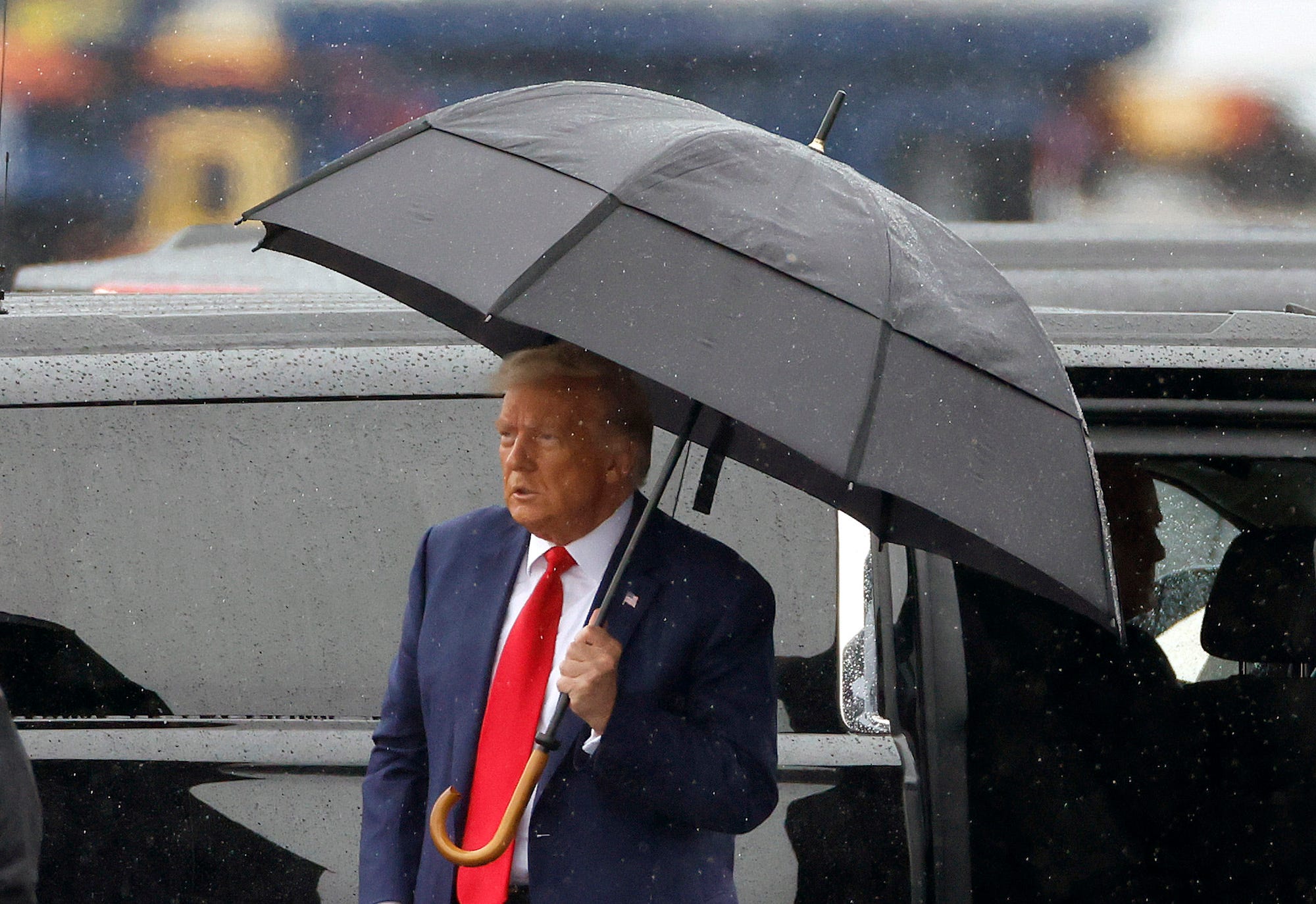 Der ehemalige Präsident Donald Trump am Flughafen nach seiner Anklageerhebung vor einem Gericht in Washington, D.C. am 3. August 2023.