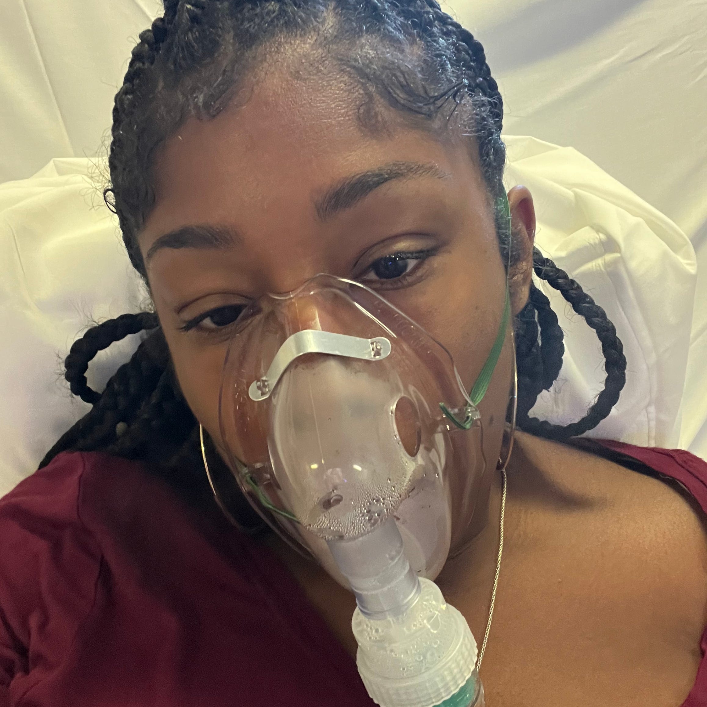 Sade King mit Sauerstoff an Bord der Carnival Sunrise, wo sie einen Asthmaanfall erlitt.