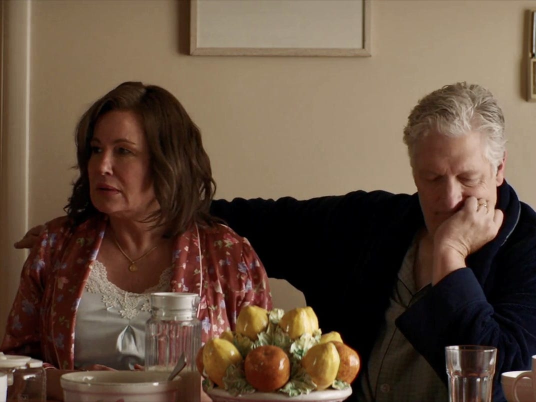 Jennifer Coolidge und Clancy Brown in „Promising Young Woman“.