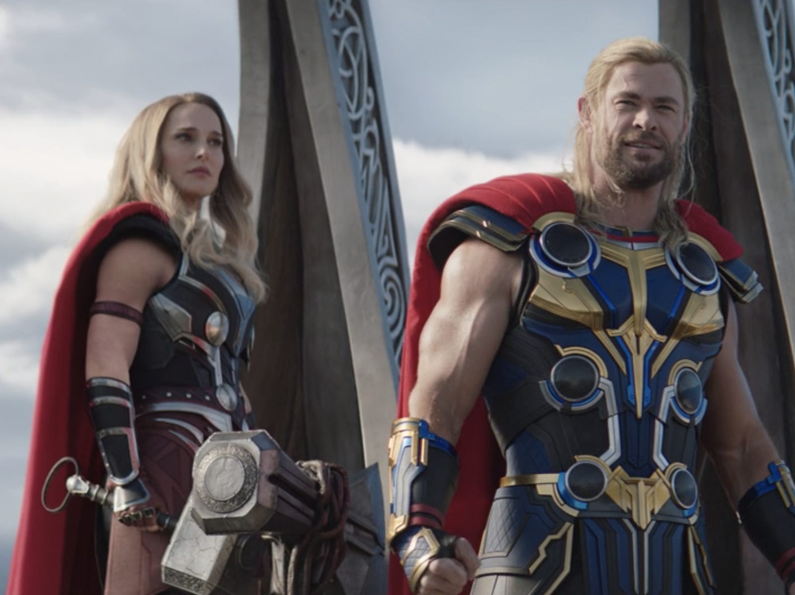 Natalie Portman als Jane Foster/Mighty Thor und Chris Hemsworth als Thor in „Thor: Love and Thunder“.