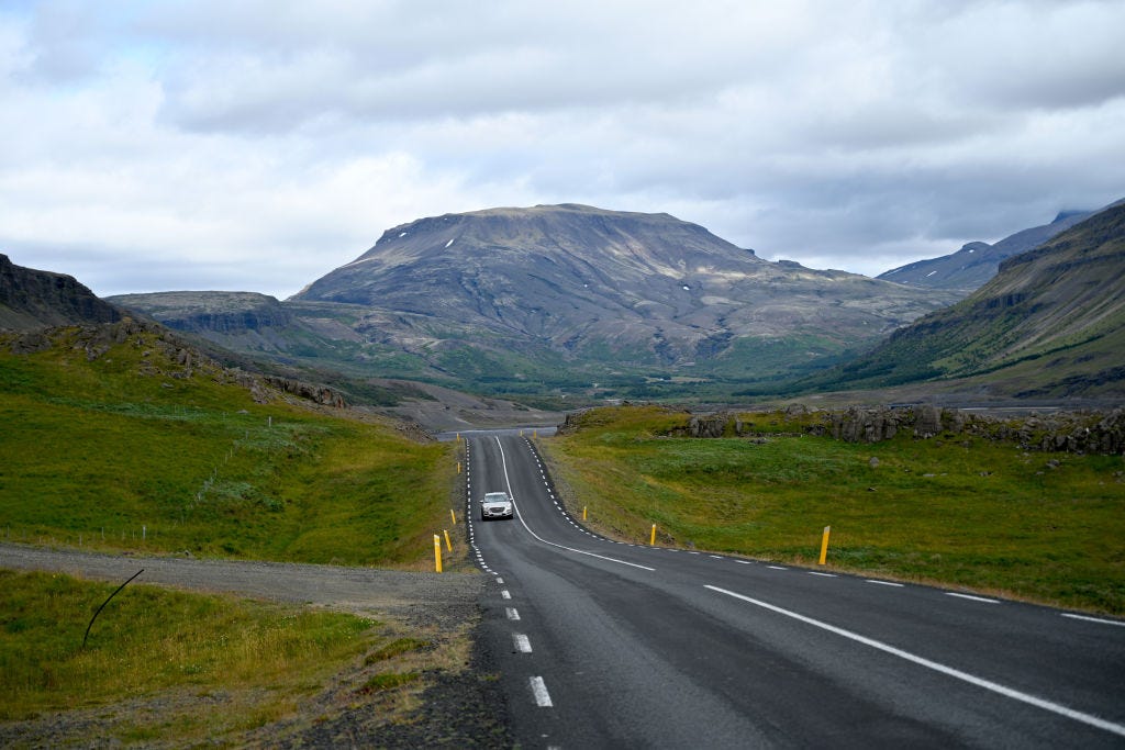 Eine Straße in Island entlangfahren
