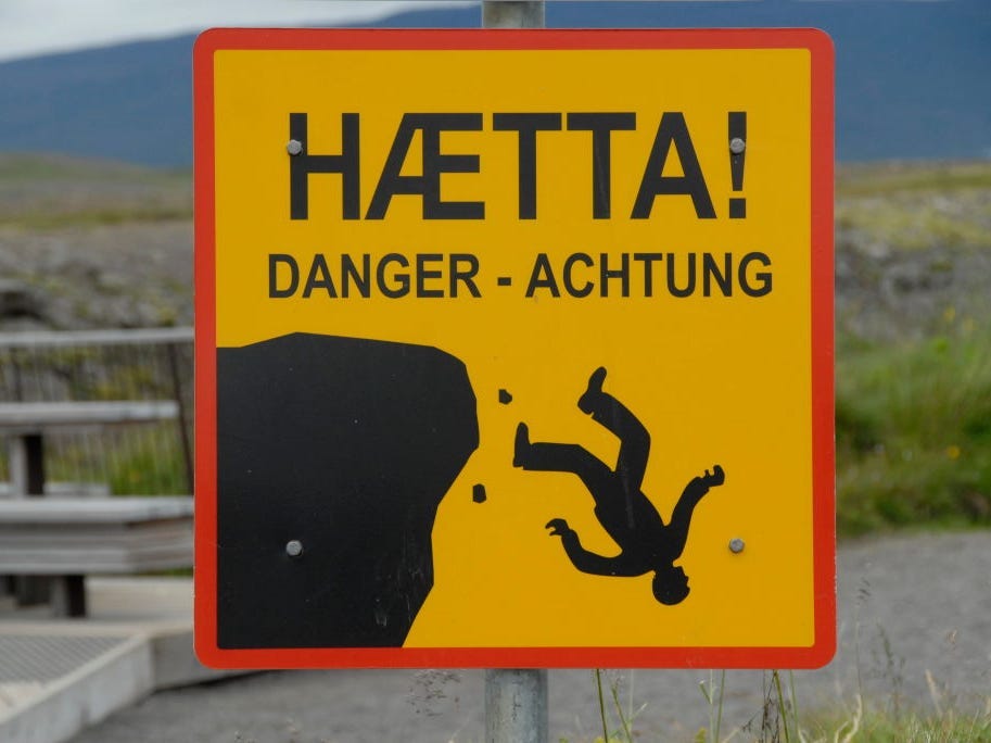 Ein Warnschild in Island mit der Aufschrift „Gefahr“