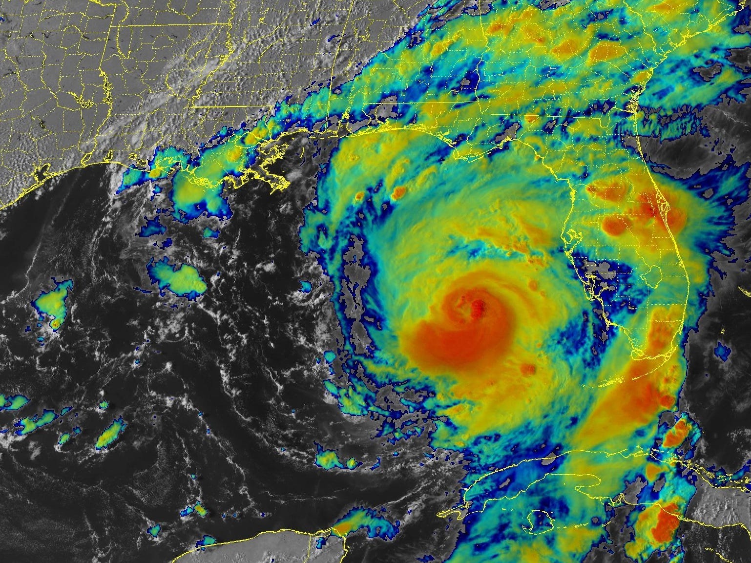 Infrarot-Satellitenbild zeigt Hurrikan-Zyklon nördlich von Kuba in der Nähe von Florida mit einem roten Kern und gelbgrünen Außenbändern