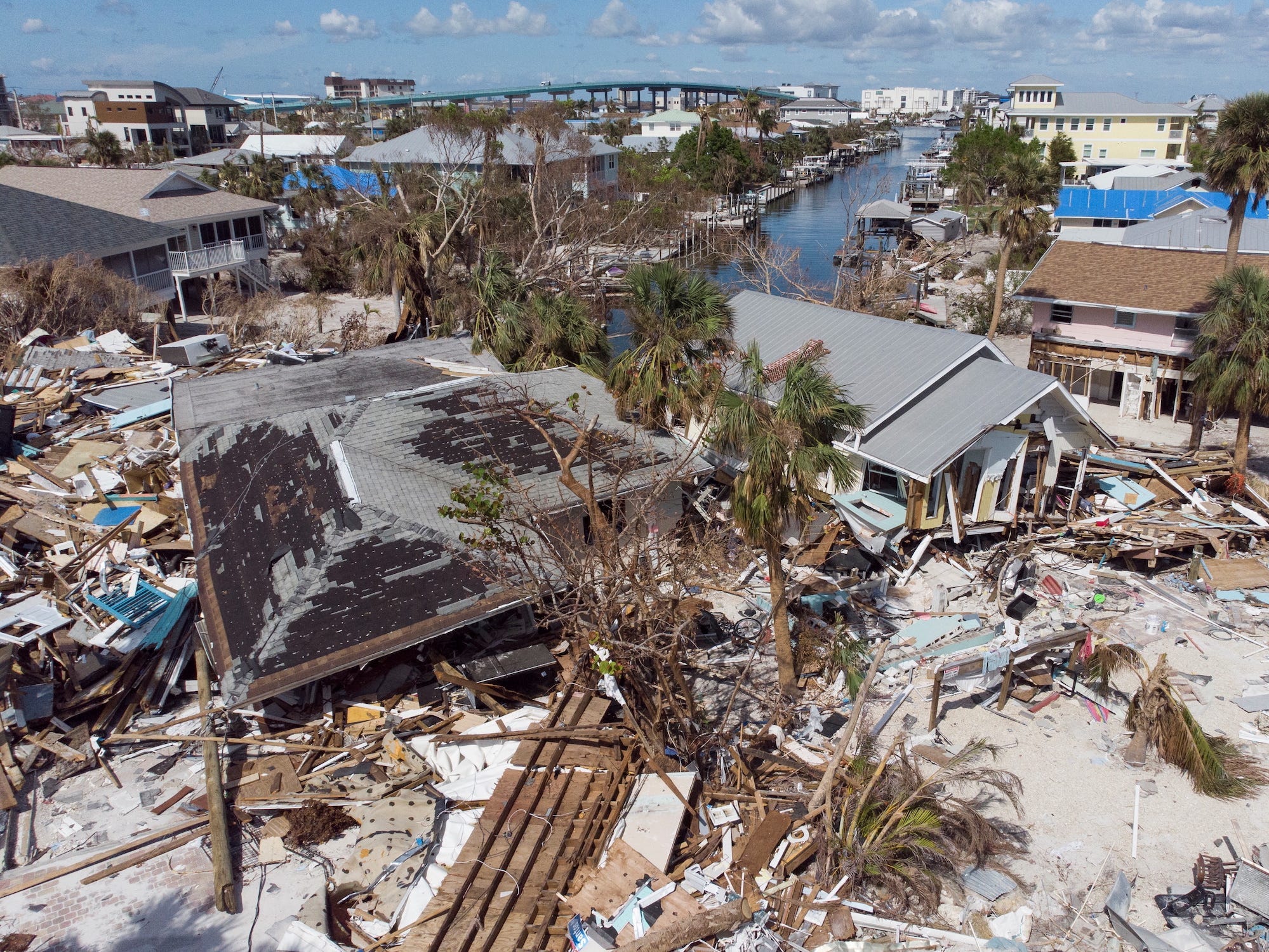 Zerstörte Häuser Schutt auf einem Sandgrundstück in einem Viertel von Fort Myers Beach, Florida