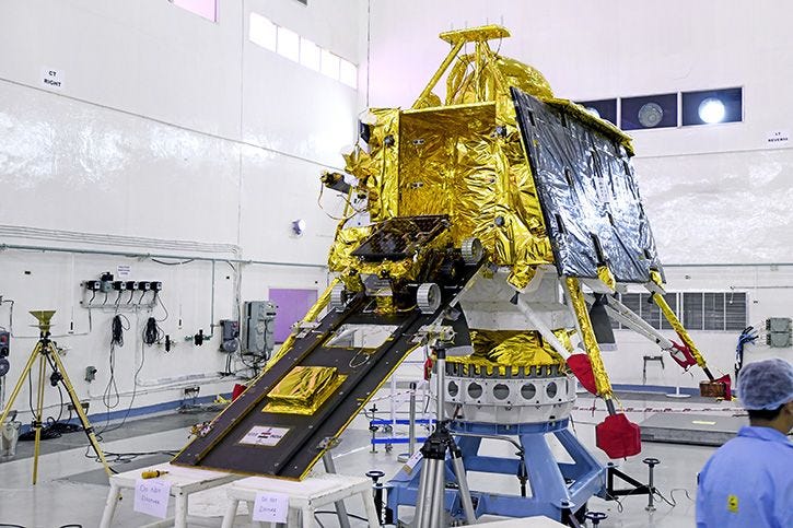 Bild von Indiens Mondlander und Rover im Labor auf der Erde.