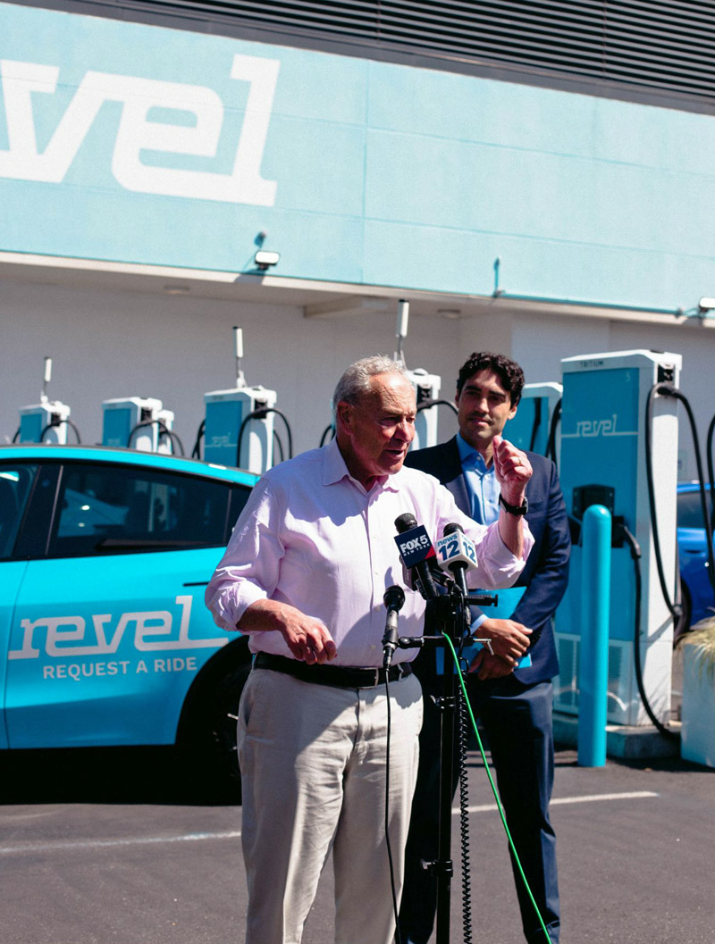 Senator Chuck Schumer erscheint mit Revel-CEO Frank Reig bei Revels einmillionster Fahrveranstaltung in New York City.