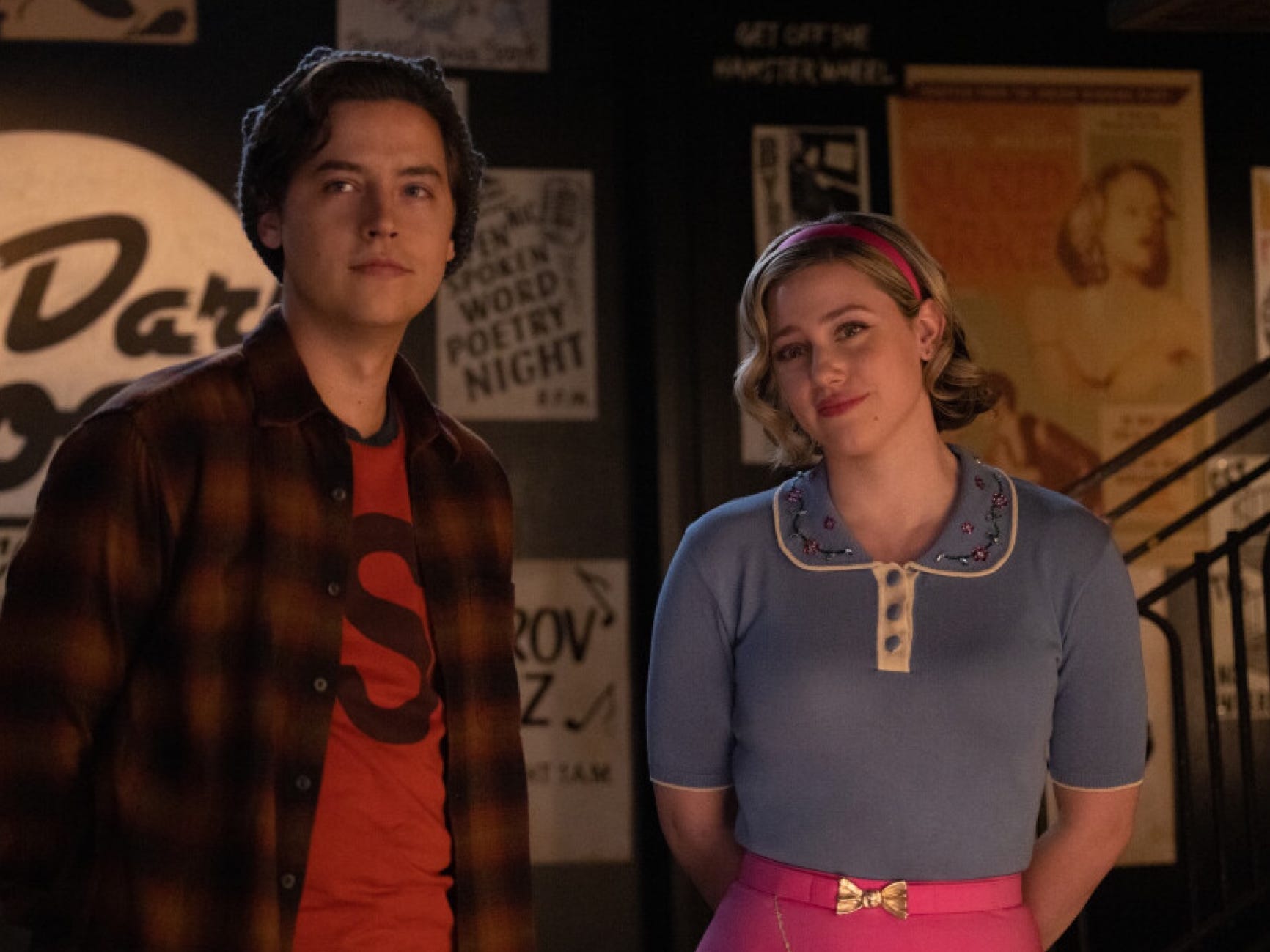 Cole Sprouse als Jughead Jones und Lili Reinhart als Betty Cooper im Finale der siebten Staffel von „Riverdale“.