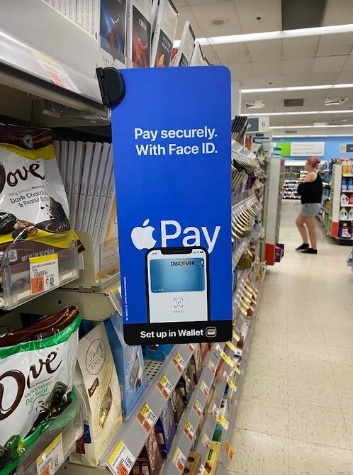 Apple Pay-Schild hängt in einem Walgreen's-Laden in Salem – Schauen Sie sich die neuen Werbevideos für Apple Pay an