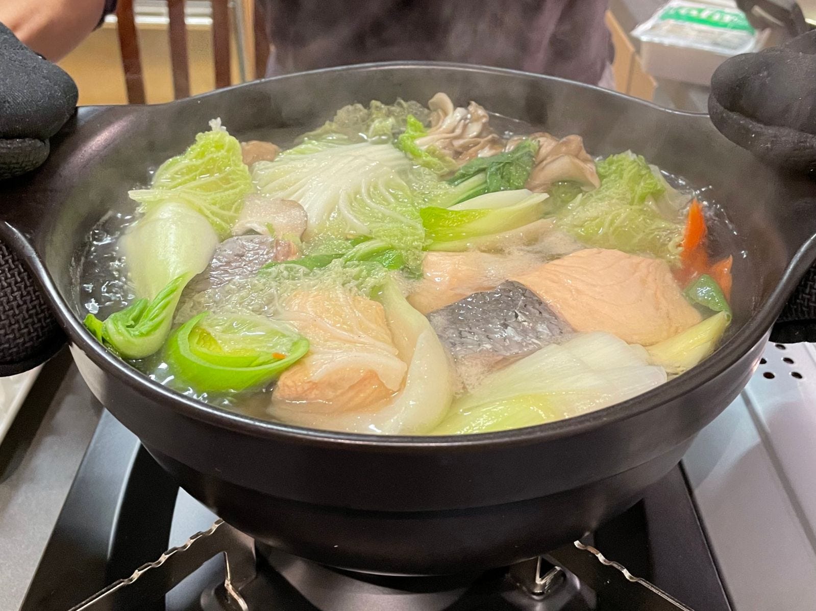 Japanischer Hot Pot mit einer umamireichen Brühe