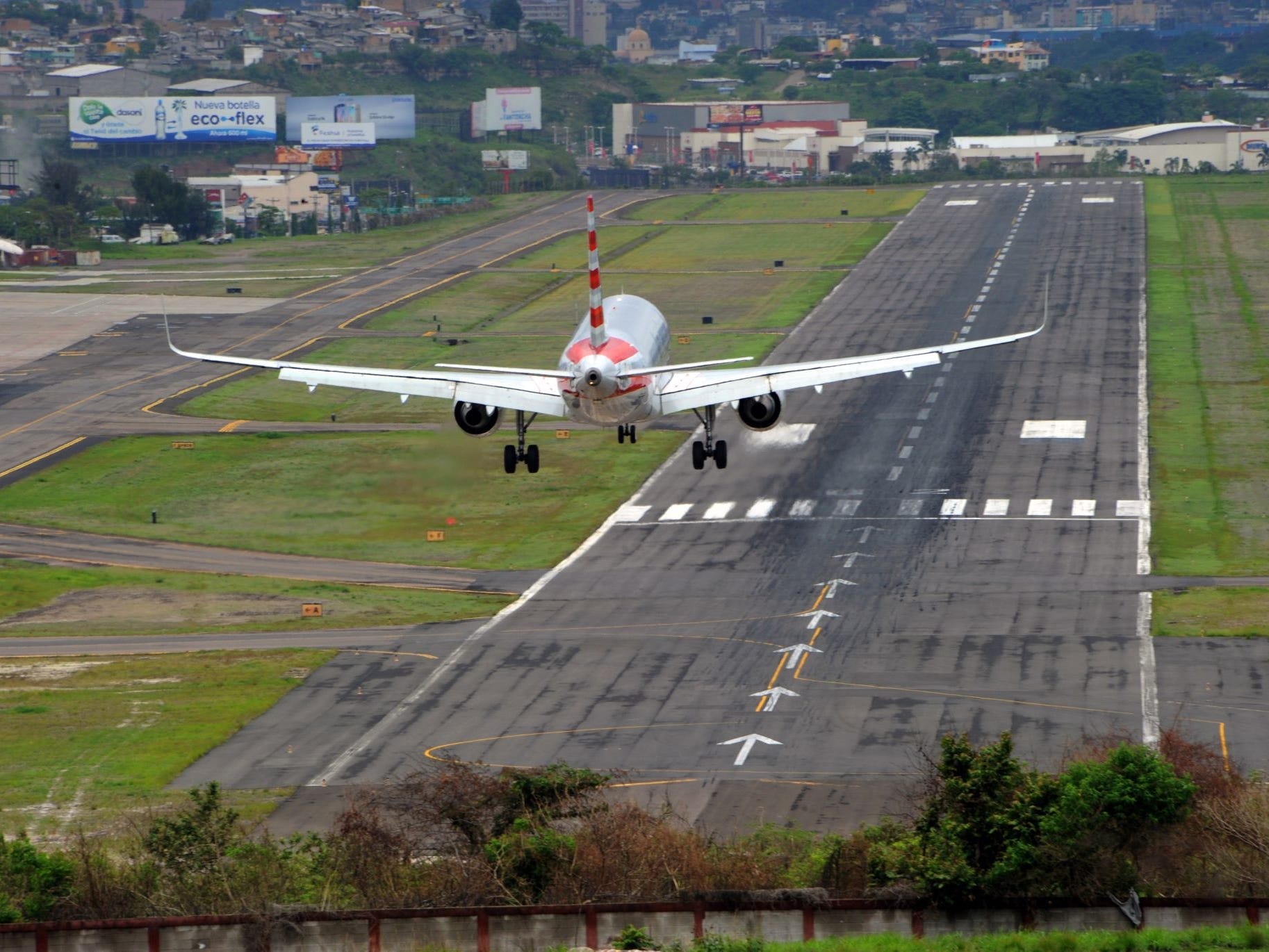 Ein Flugzeug landet auf dem Toncontin International Airport.