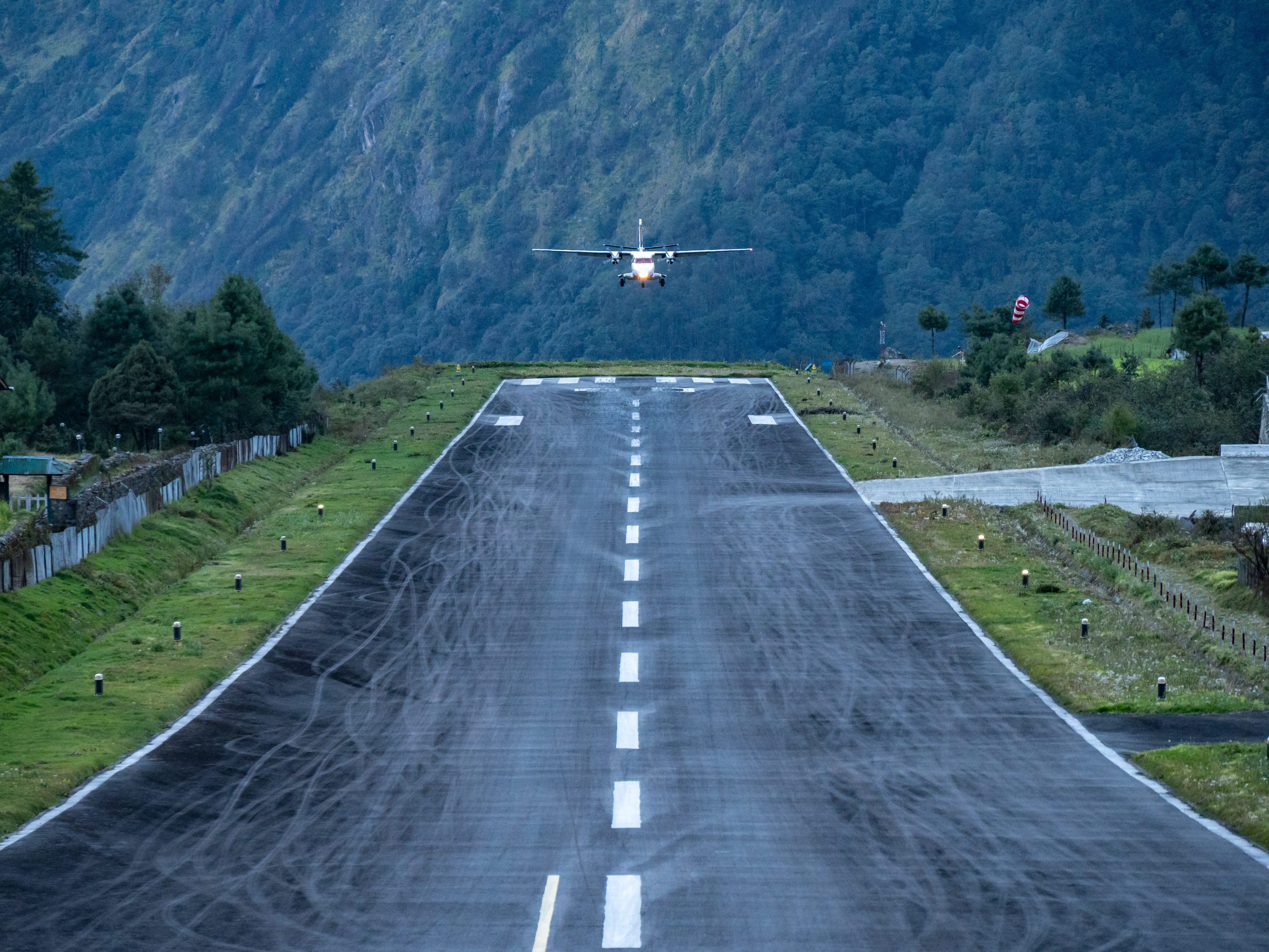 Ein Flugzeug landet auf dem Flughafen Lukla in Nepal.