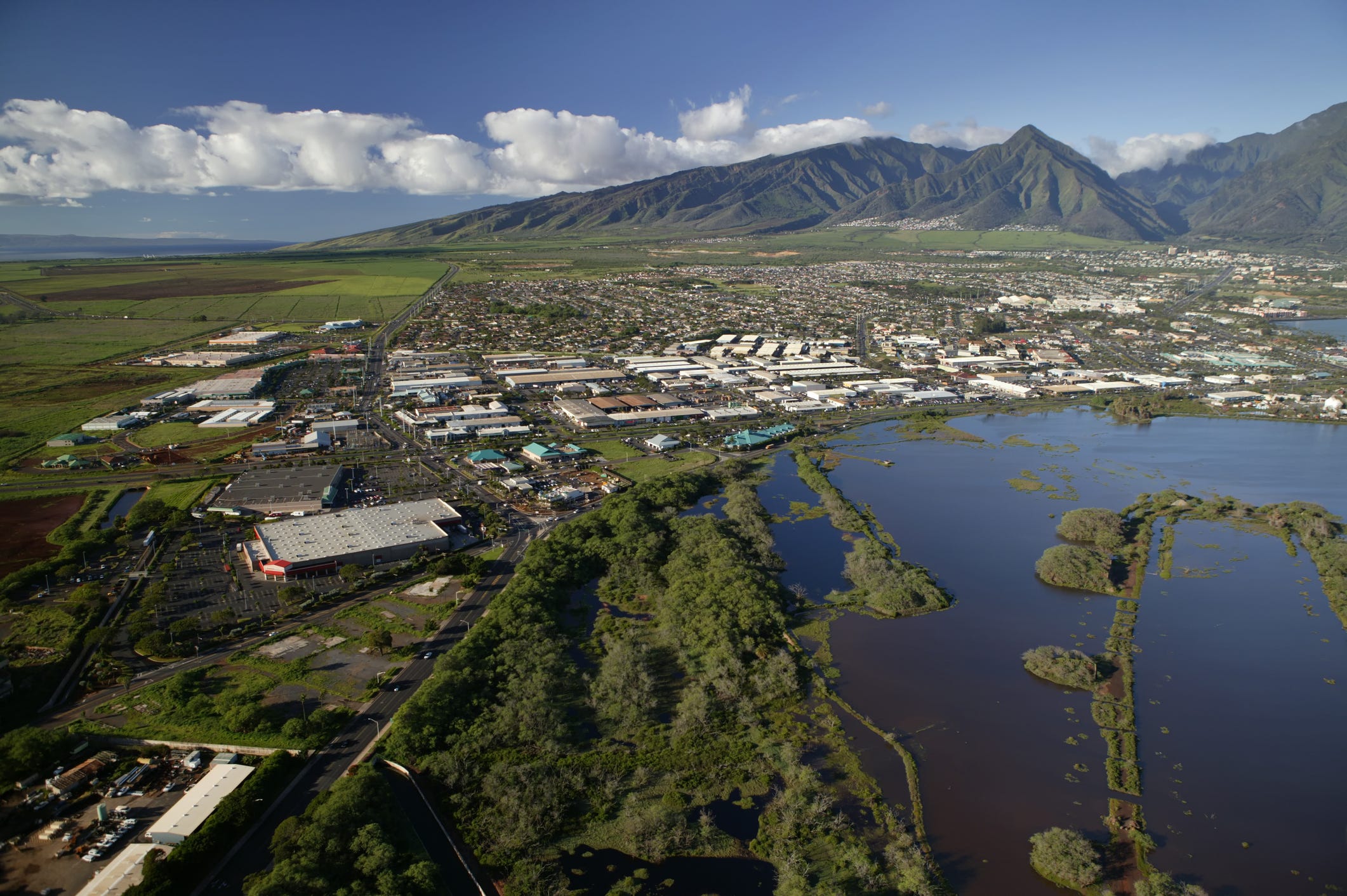 Luftaufnahme von Kahului, Maui, Hawaii.  Kanaha Ponds stehen im Vordergrund.