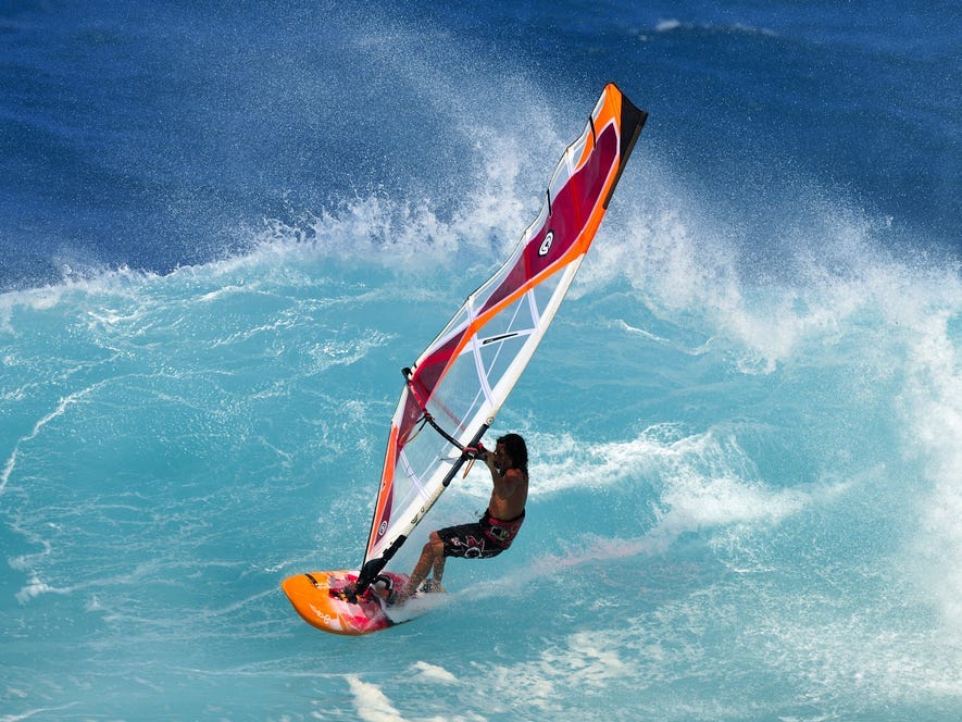 Ein Windsurfer im Ho'okipia Beach Park in Paia, Maui, Hawaii.