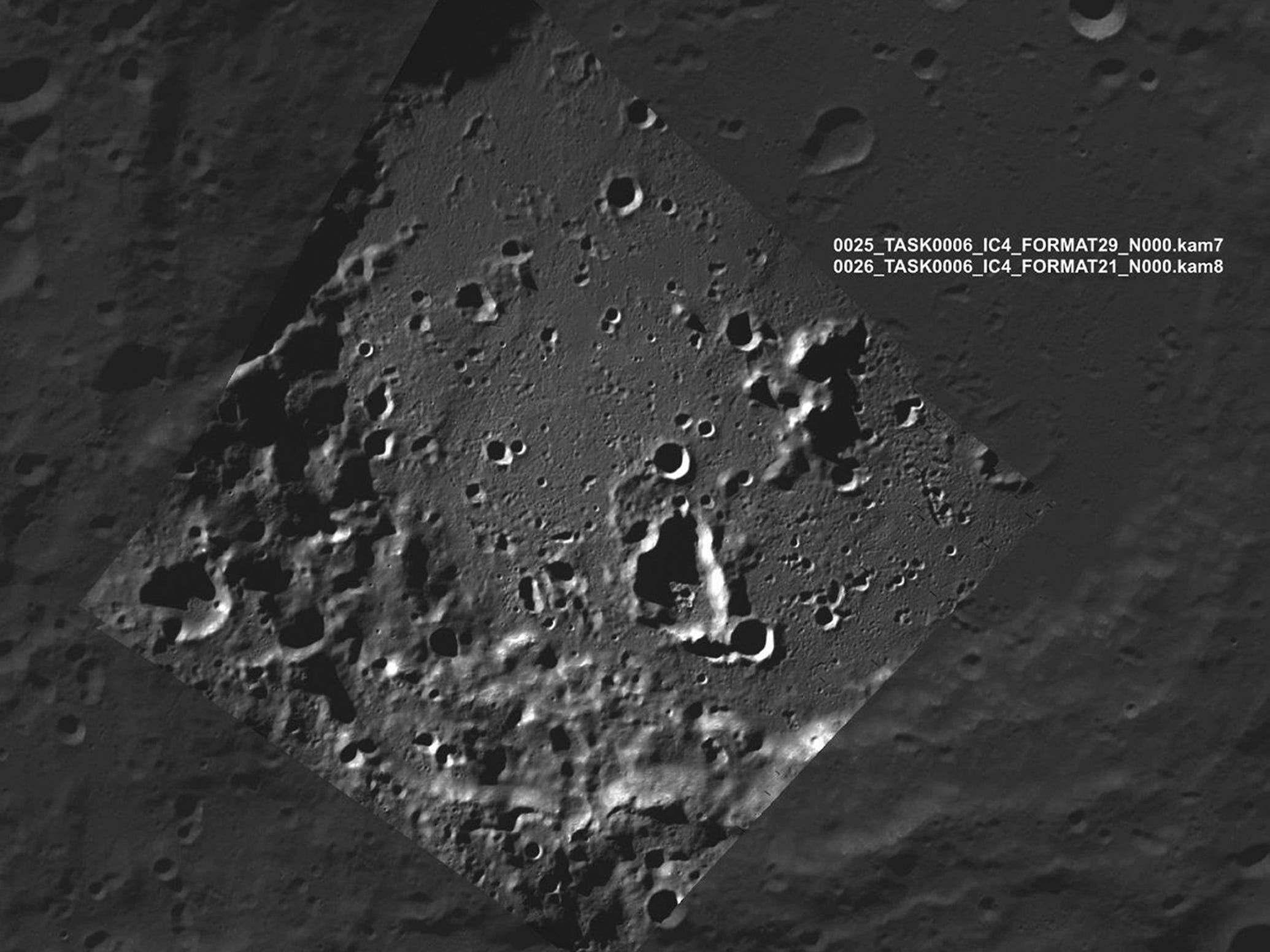 Oberfläche des mondgrauen, felsigen Kraters