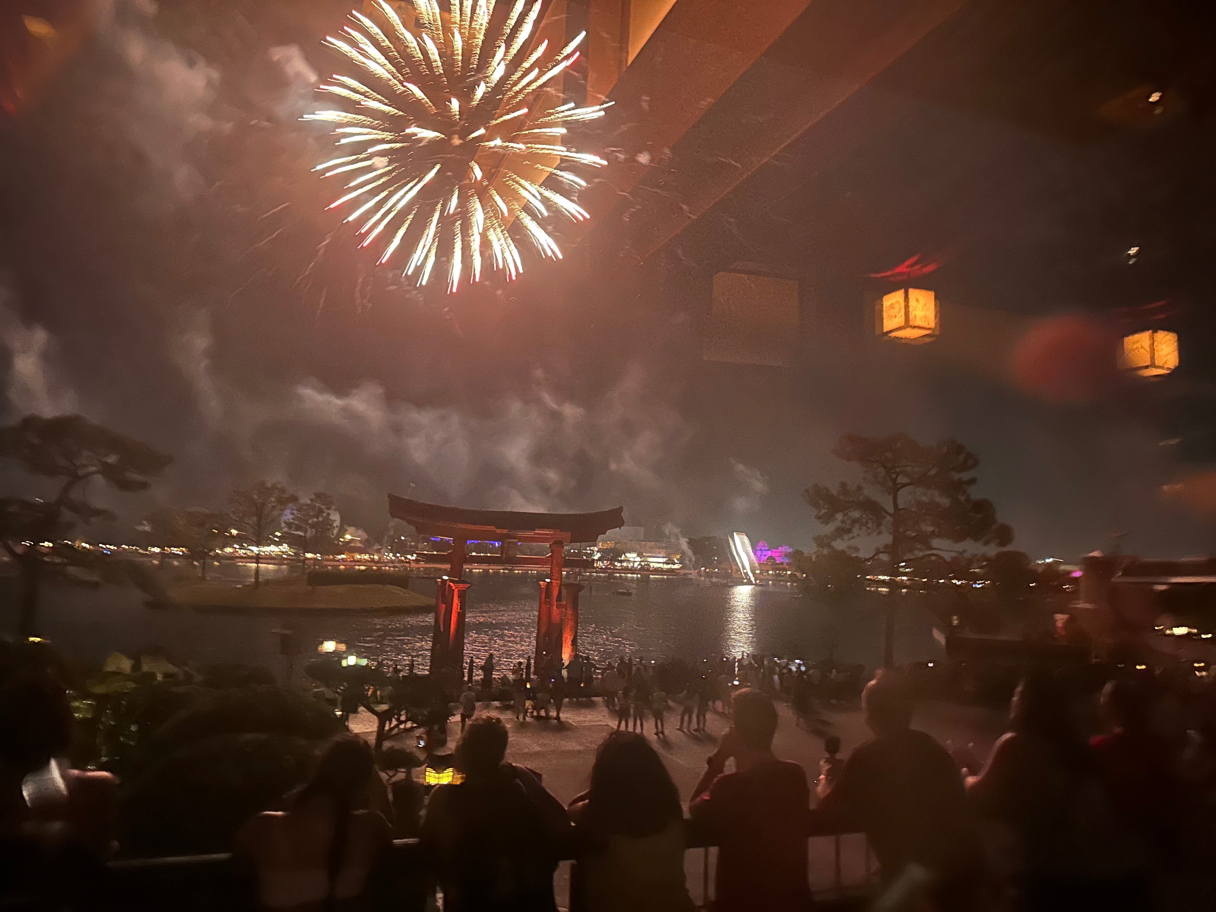 Blick auf das Epcot-Feuerwerk vom Japan-Pavillon in der Weltvitrine