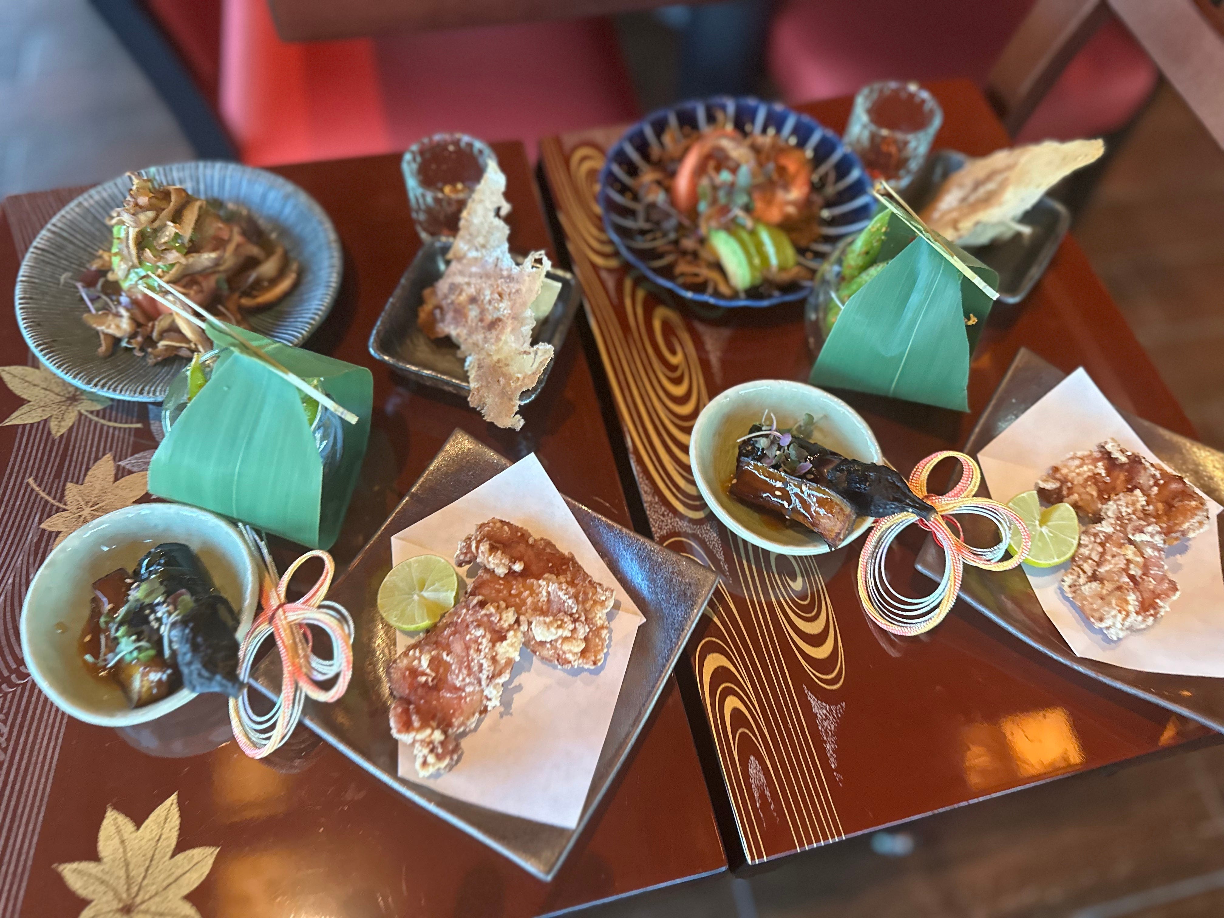 Tisch voller Essen vom Restaurant Shiki-Sai in Epcot