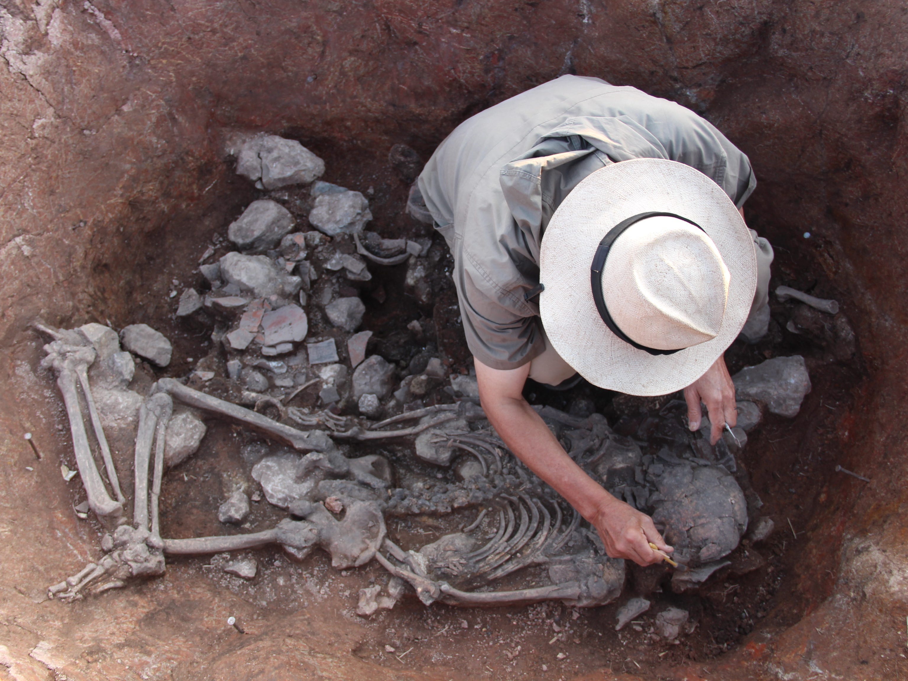 Ein Blick von oben auf die Grabstätte des Prinzen von Pacopampa, wo ein Forscher behutsam die Überreste ausgräbt