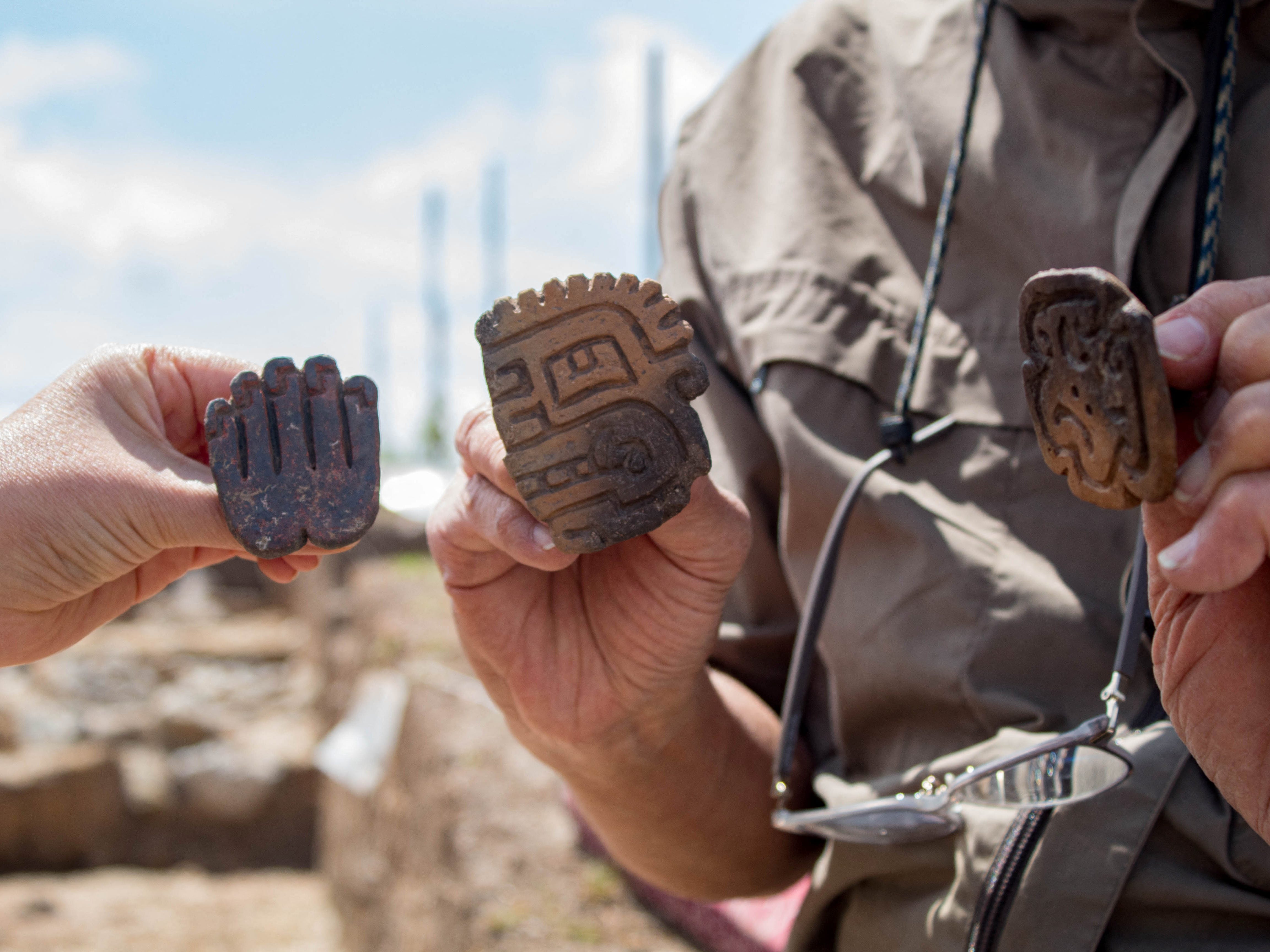 Archäologen des Pacopampa Archaeological Project halten am 26. August 2023 in Pacopampa, Peru, Tonscherben eines 3.000 Jahre alten Grabes in der Hand, von dem sie glauben, dass es vor etwa drei Jahrtausenden einen religiösen Eliteführer im Andenland geehrt haben könnte.