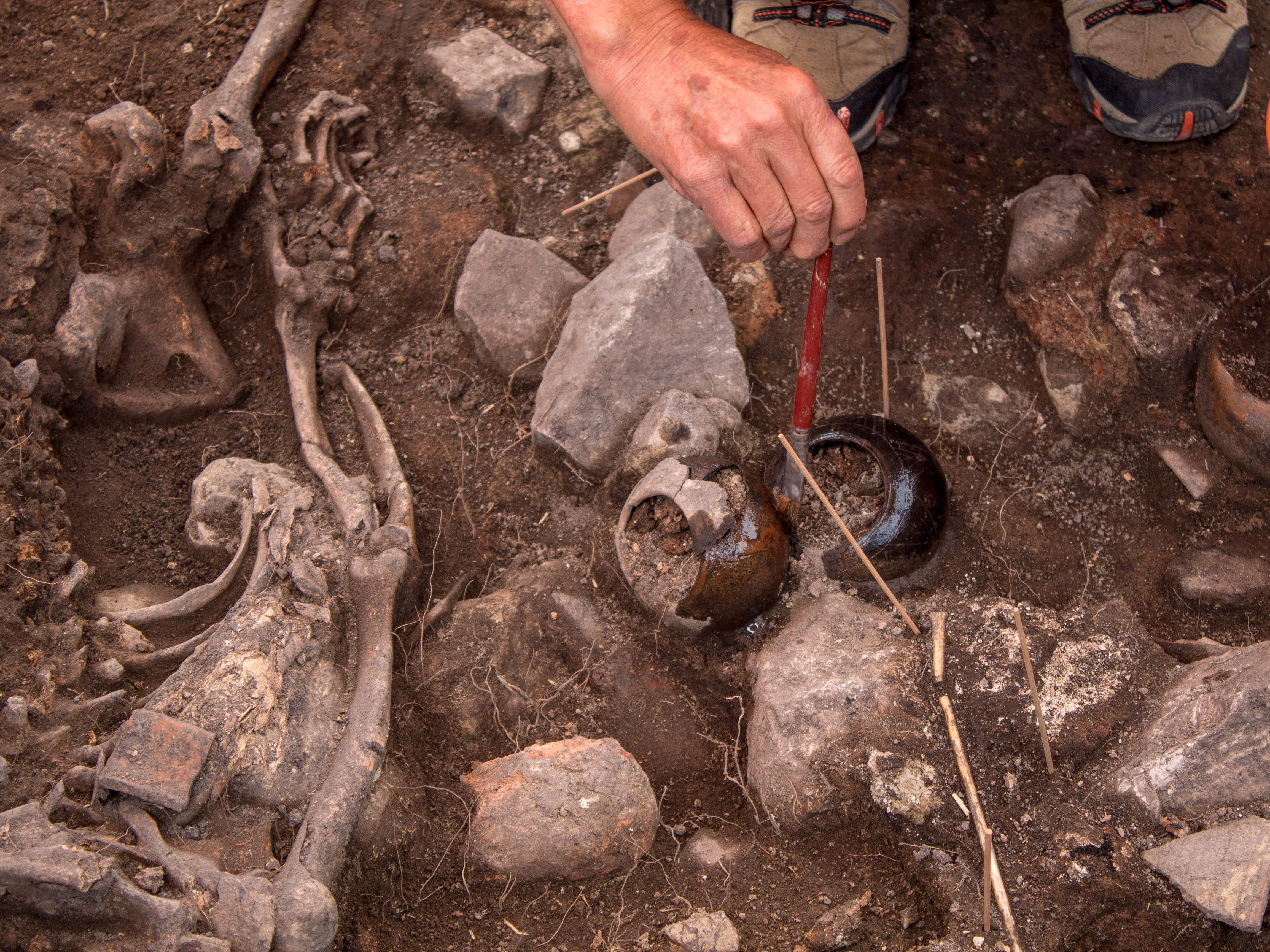 Ein Archäologe des Pacopampa Archaeological Project arbeitet am 26. August 2023 in Pacopampa, Peru, an der Stelle eines 3.000 Jahre alten Grabes, von dem sie glauben, dass es vor etwa drei Jahrtausenden einen religiösen Eliteführer im Andenland geehrt hat.