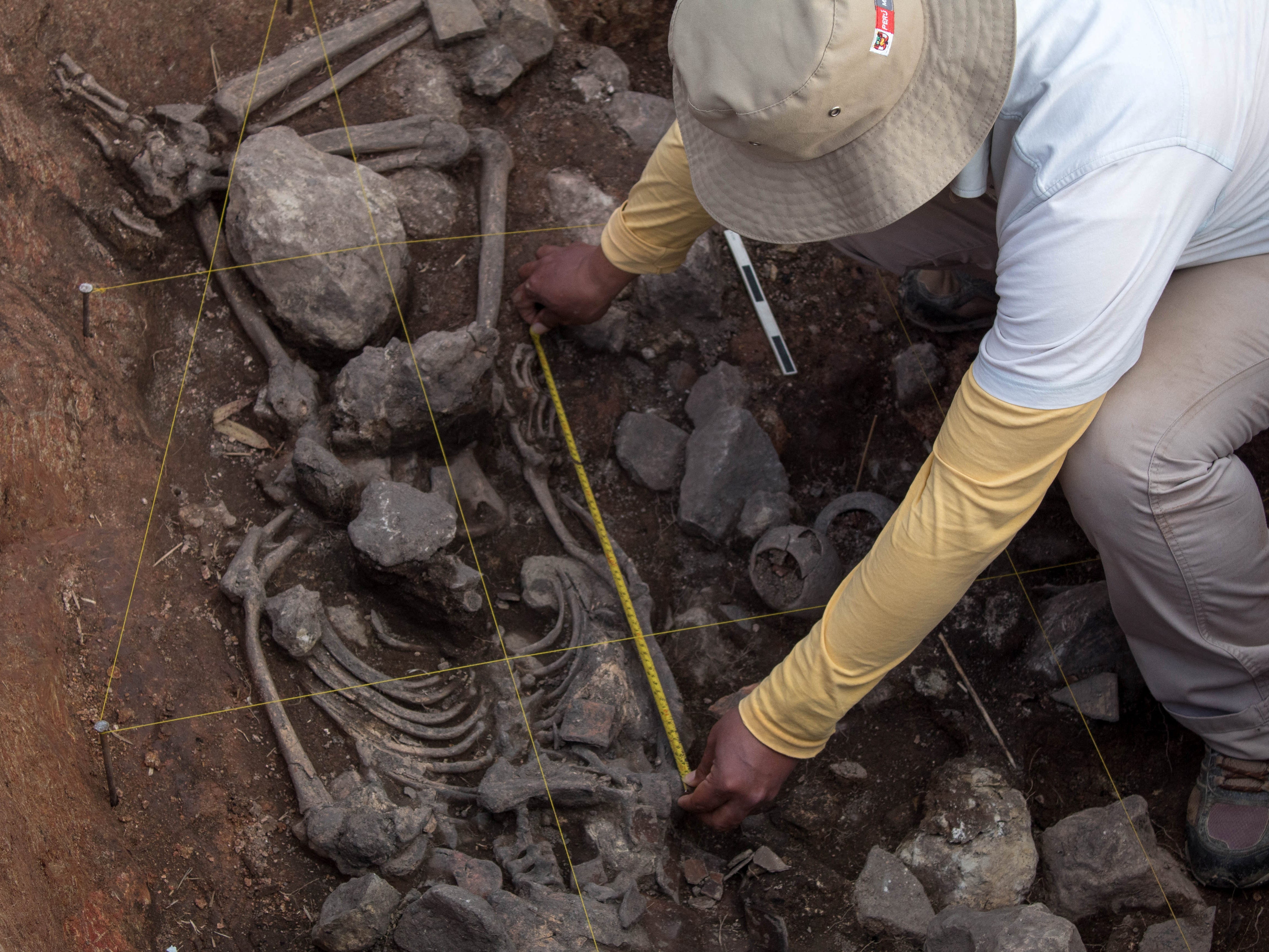 Ein Archäologe des Pacopampa Archaeological Project arbeitet am 25. August 2023 in Pacopampa, Peru, an der Stelle eines 3.000 Jahre alten Grabes, von dem sie glauben, dass es vor etwa drei Jahrtausenden einen religiösen Eliteführer im Andenland geehrt hat.