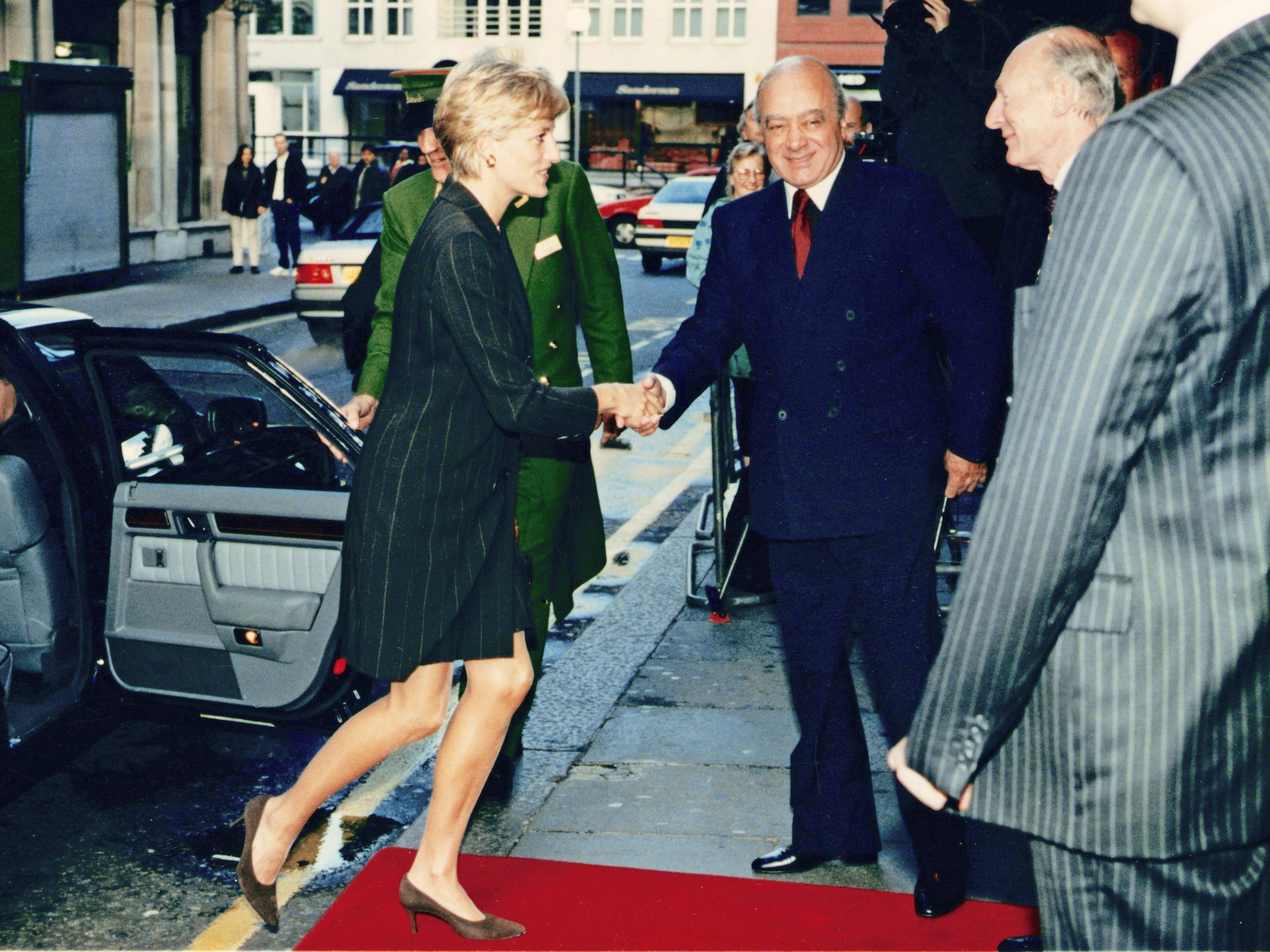 Prinzessin Diana schüttelt Mohamed Al-Fayed am 16. Oktober 1996 in Harrods die Hand.