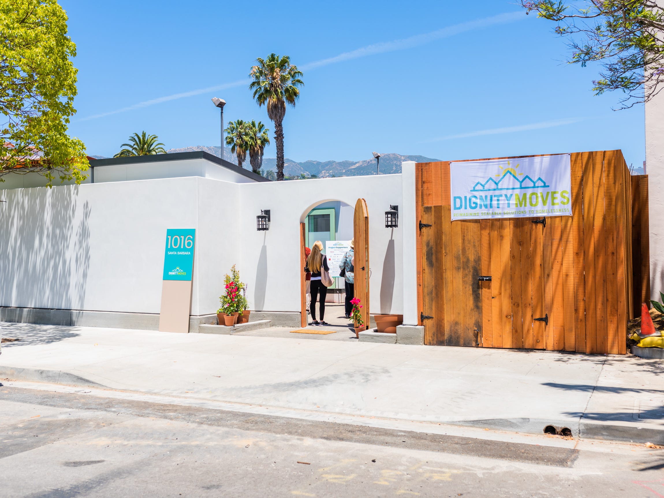 Das Äußere des DignityMoves-Standorts in Santa Barbara