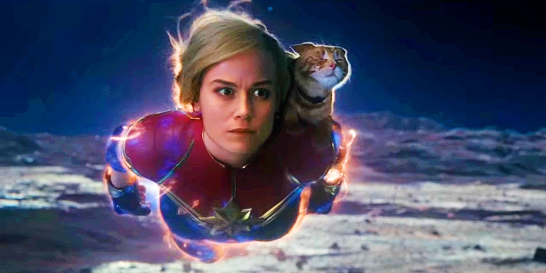 Captain Marvel fliegt mit der Katze Goose auf der Schulter in „The Marvels“.