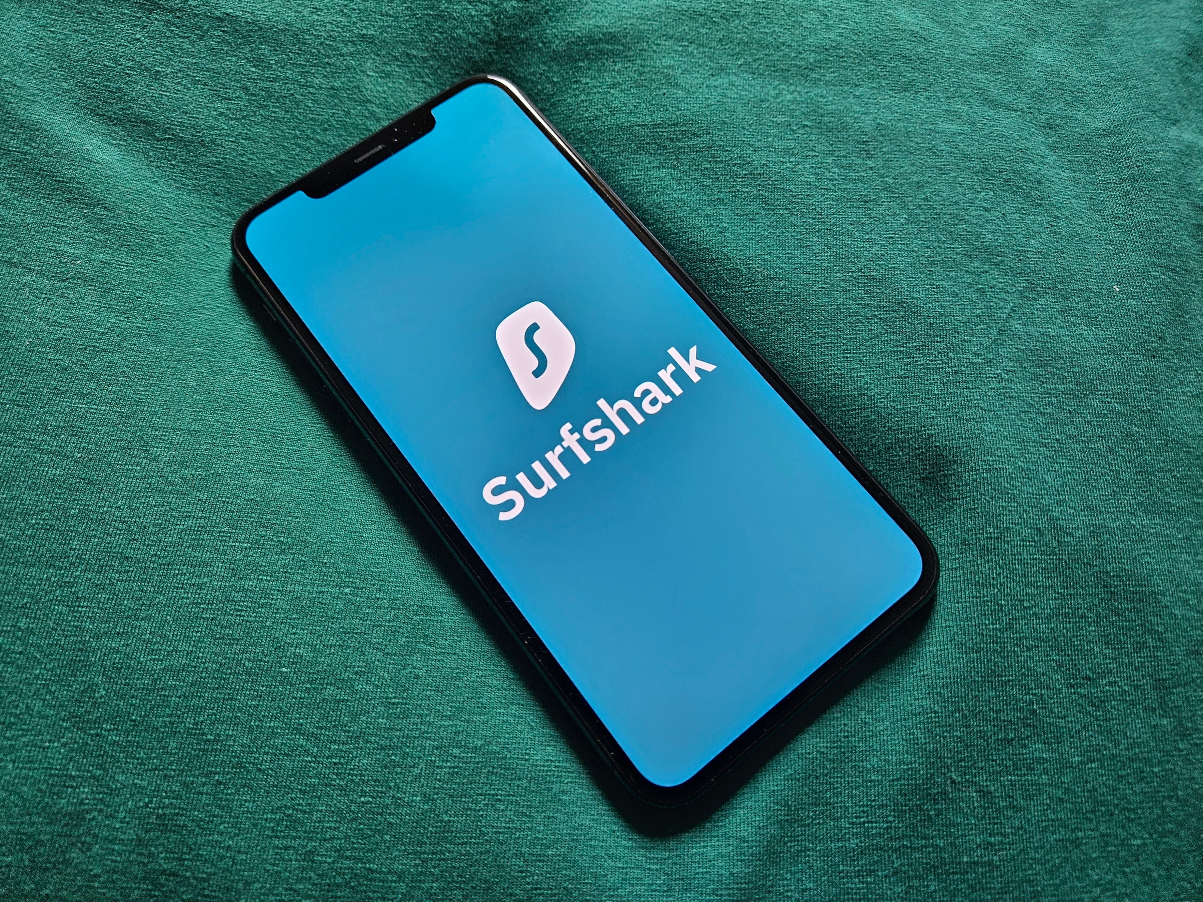 Surfshark-Logo auf einem iPhone