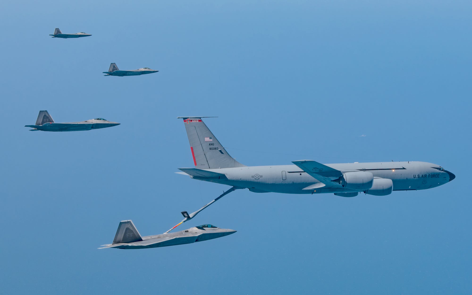 Air Force KC-135 betankt F-22