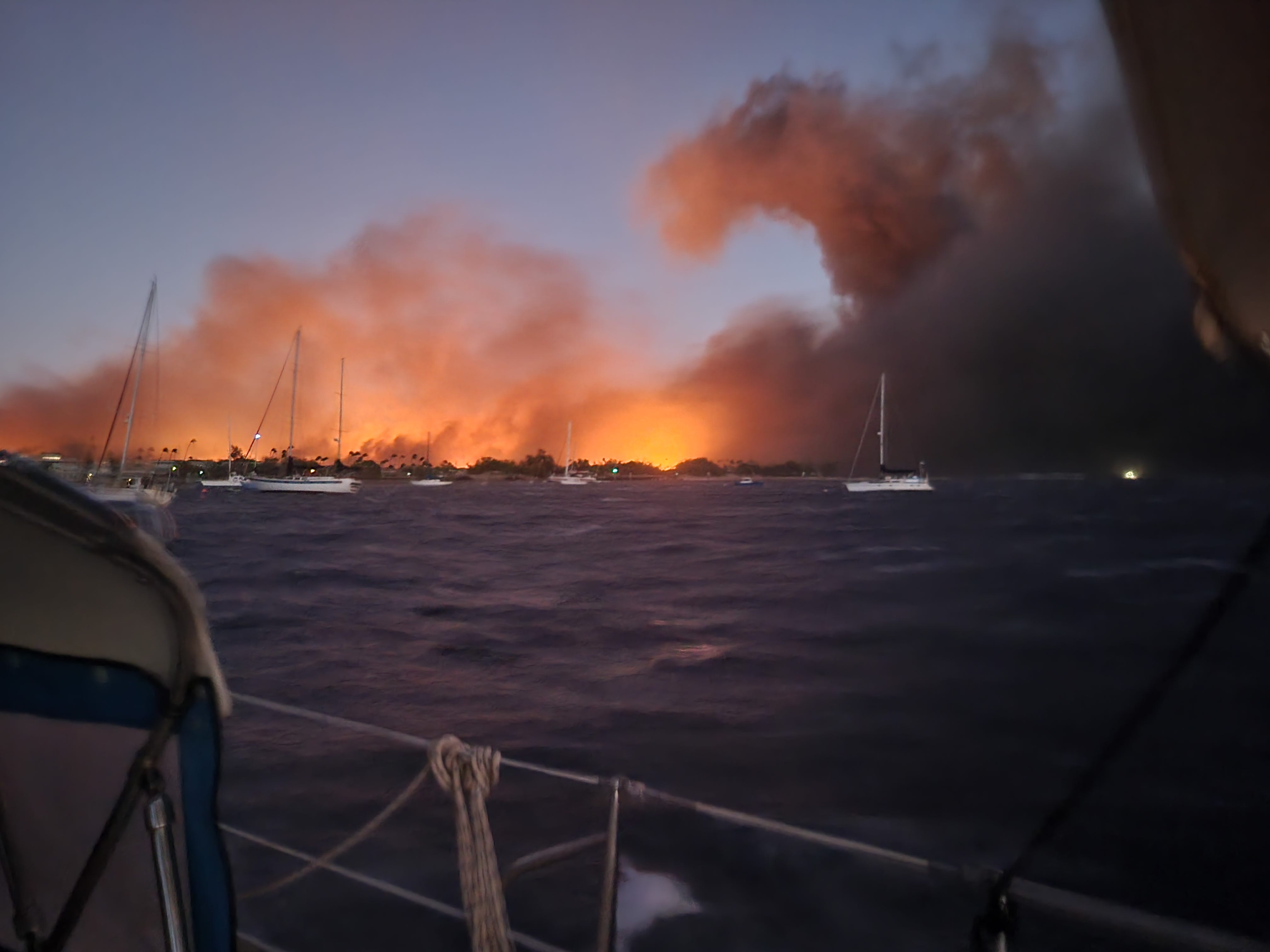 Lahaina-Feuer von einem Segelboot aus gesehen