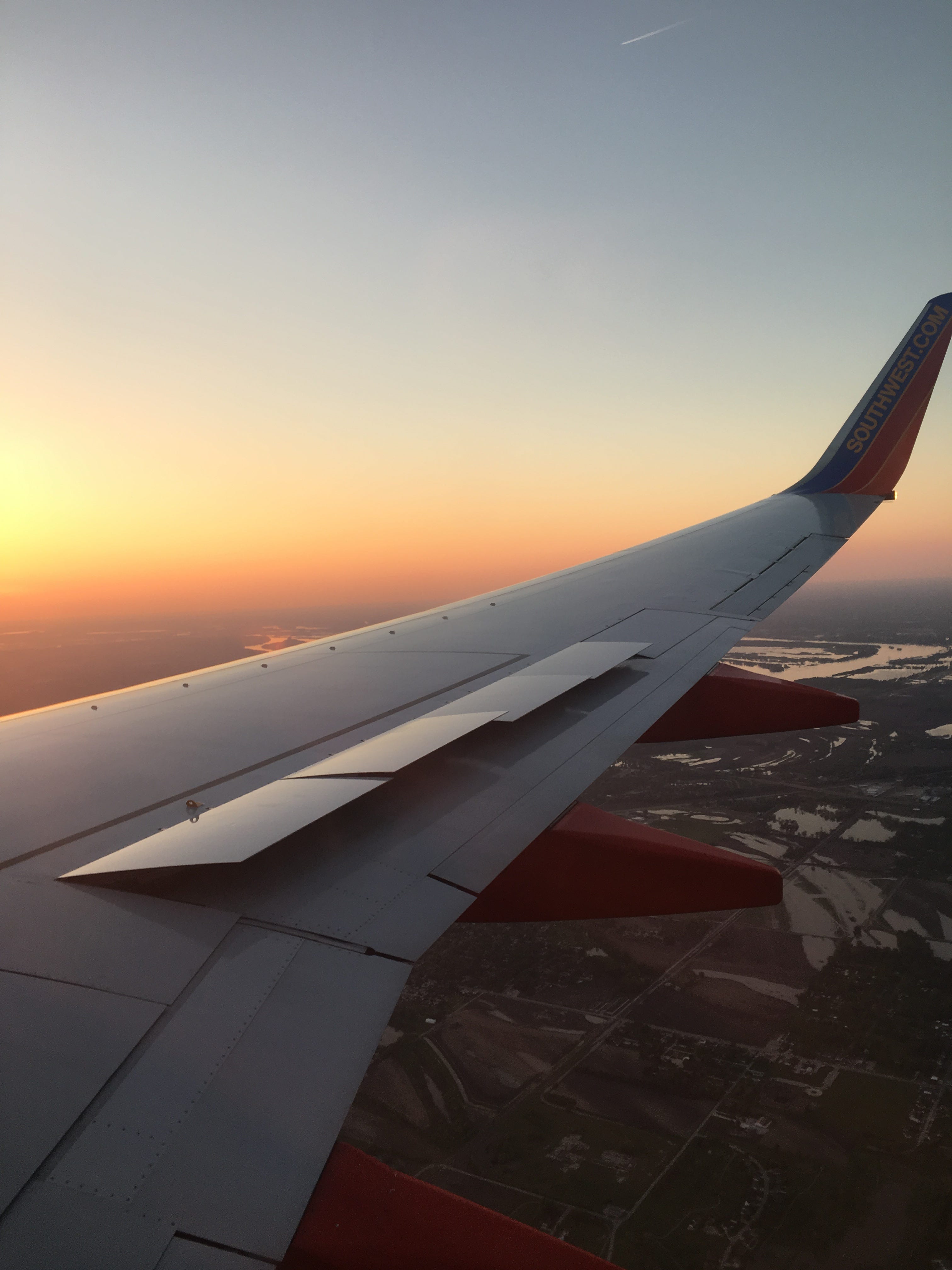 Kalifornien-Sonnenuntergang vom Fenster des Flugzeugs.