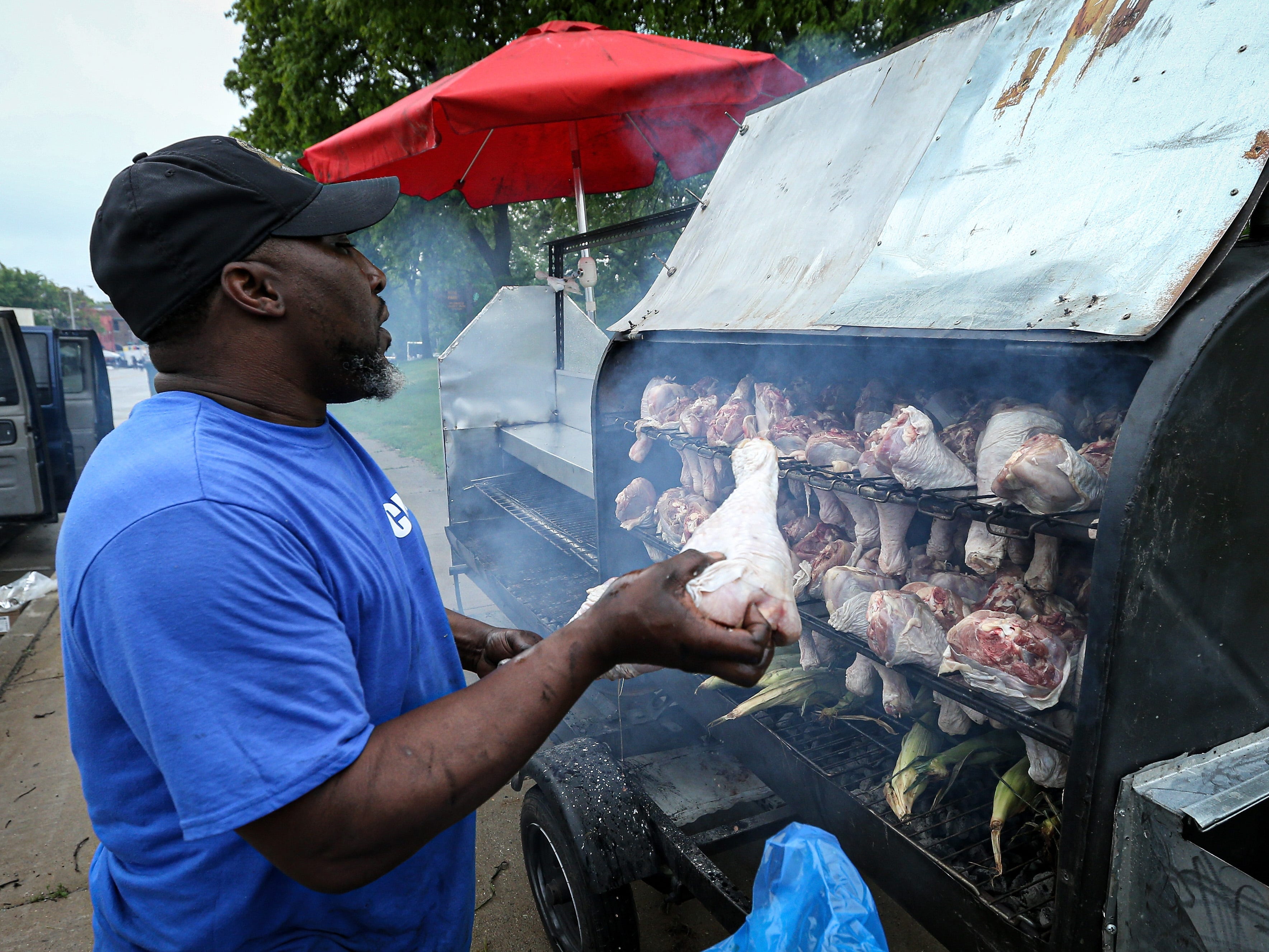 Ein Verkäufer bereitet während des 48. jährlichen Juneteenth Day Festivals in Wisconsin Essen zu.