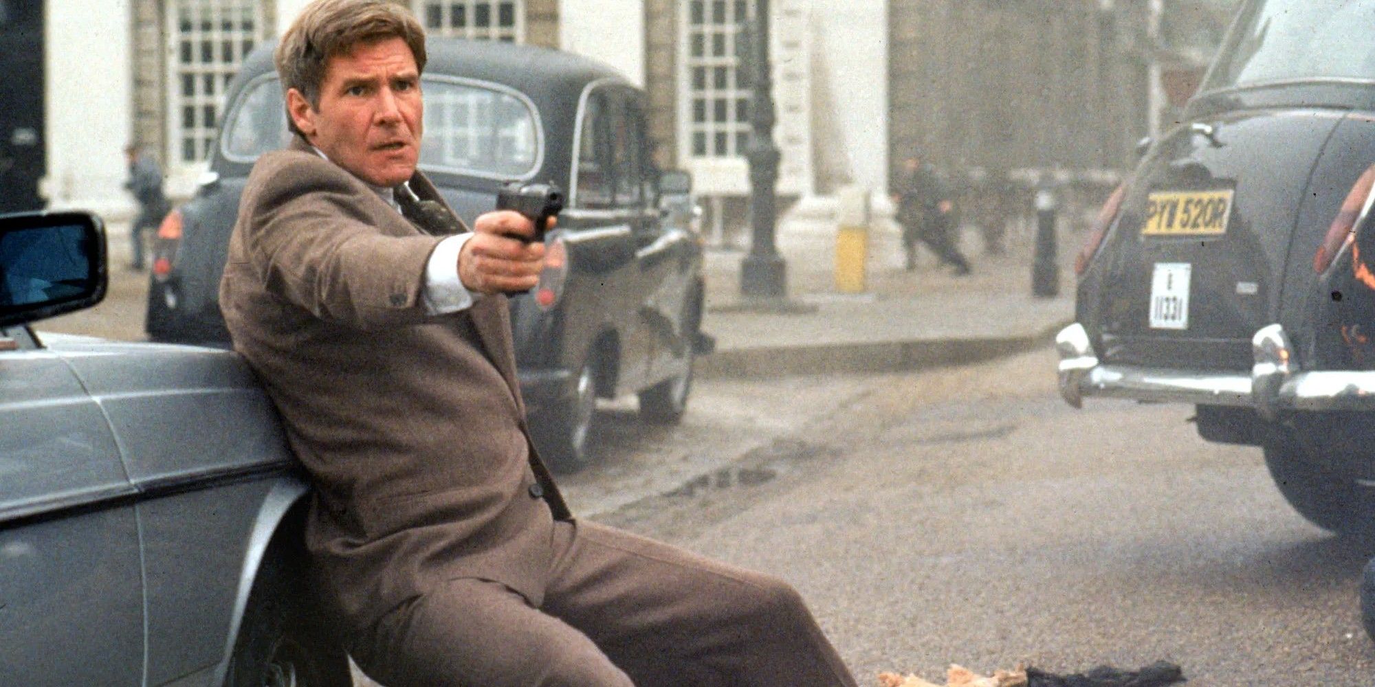 Harrison Ford hält bei den Patriot Games eine Waffe