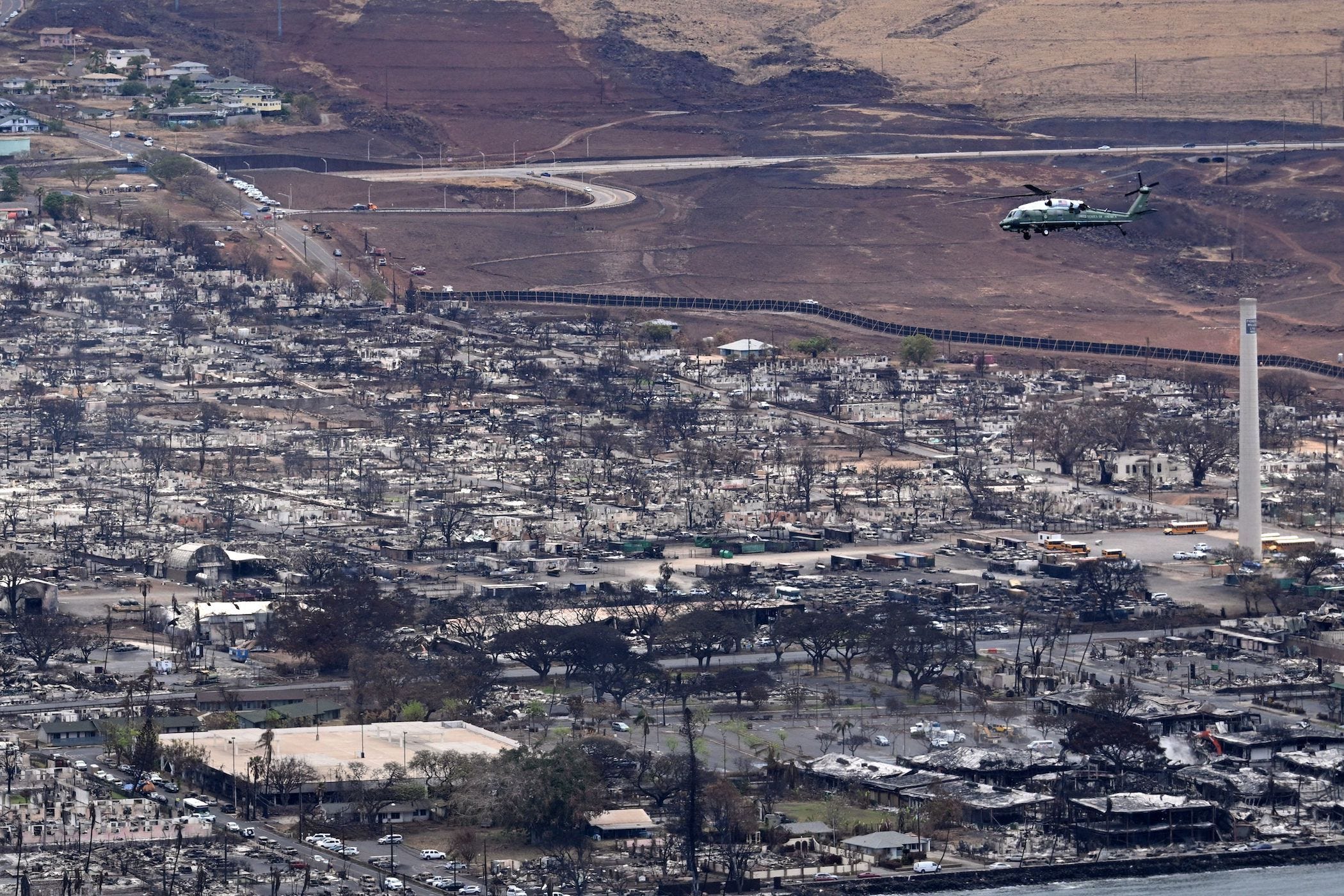 Marine One an Bord des US-Präsidenten Joe Biden fliegt am 21. August 2023 über den Waldbrandschäden in Lahaina auf der Insel Maui in Hawaii. Es wird erwartet, dass sich die Bidens nach den tödlichen Waldbränden auf Maui mit Ersthelfern, Überlebenden und örtlichen Beamten treffen.