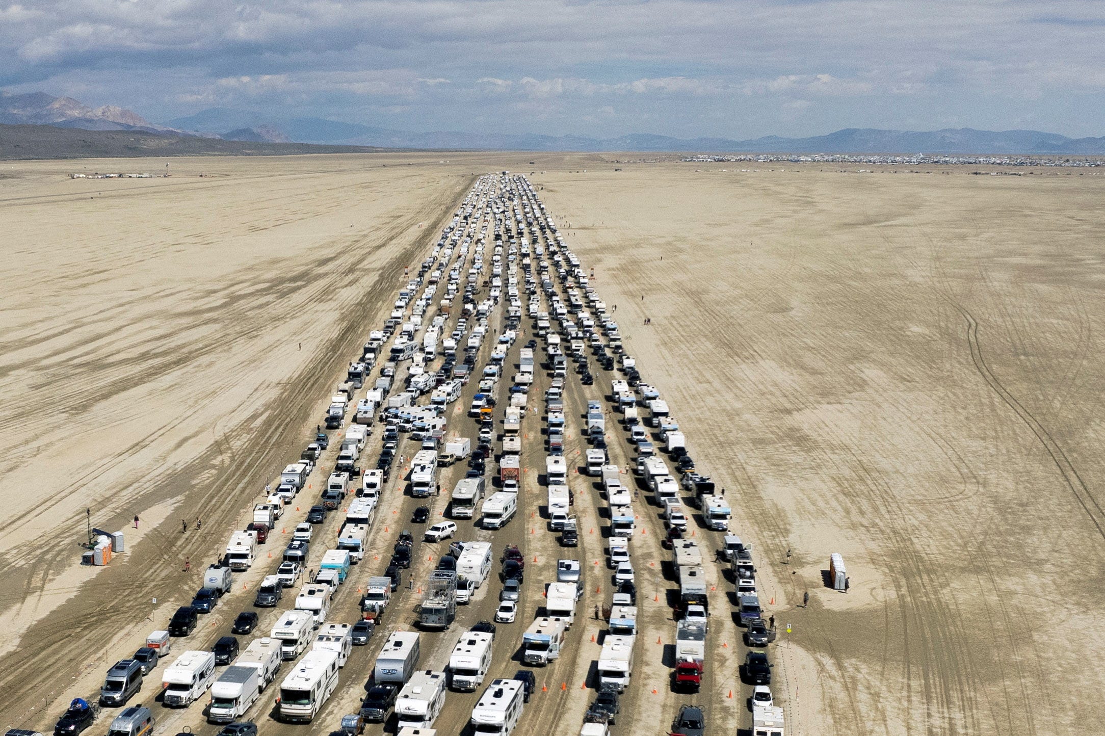 Kolonnen von Fahrzeugen verlassen Burning Man.