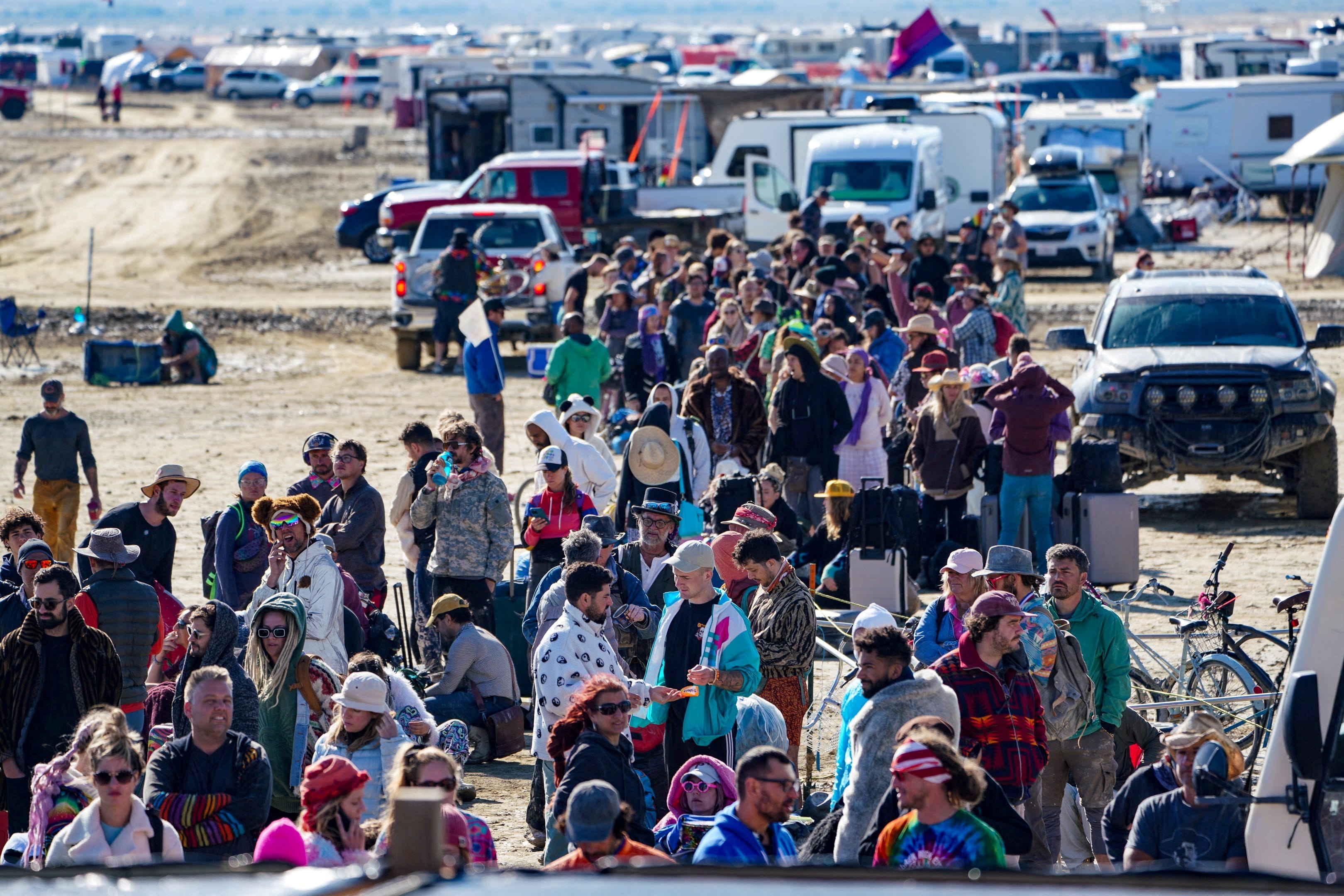 Menschenmassen warten darauf, Burning Man zu verlassen.