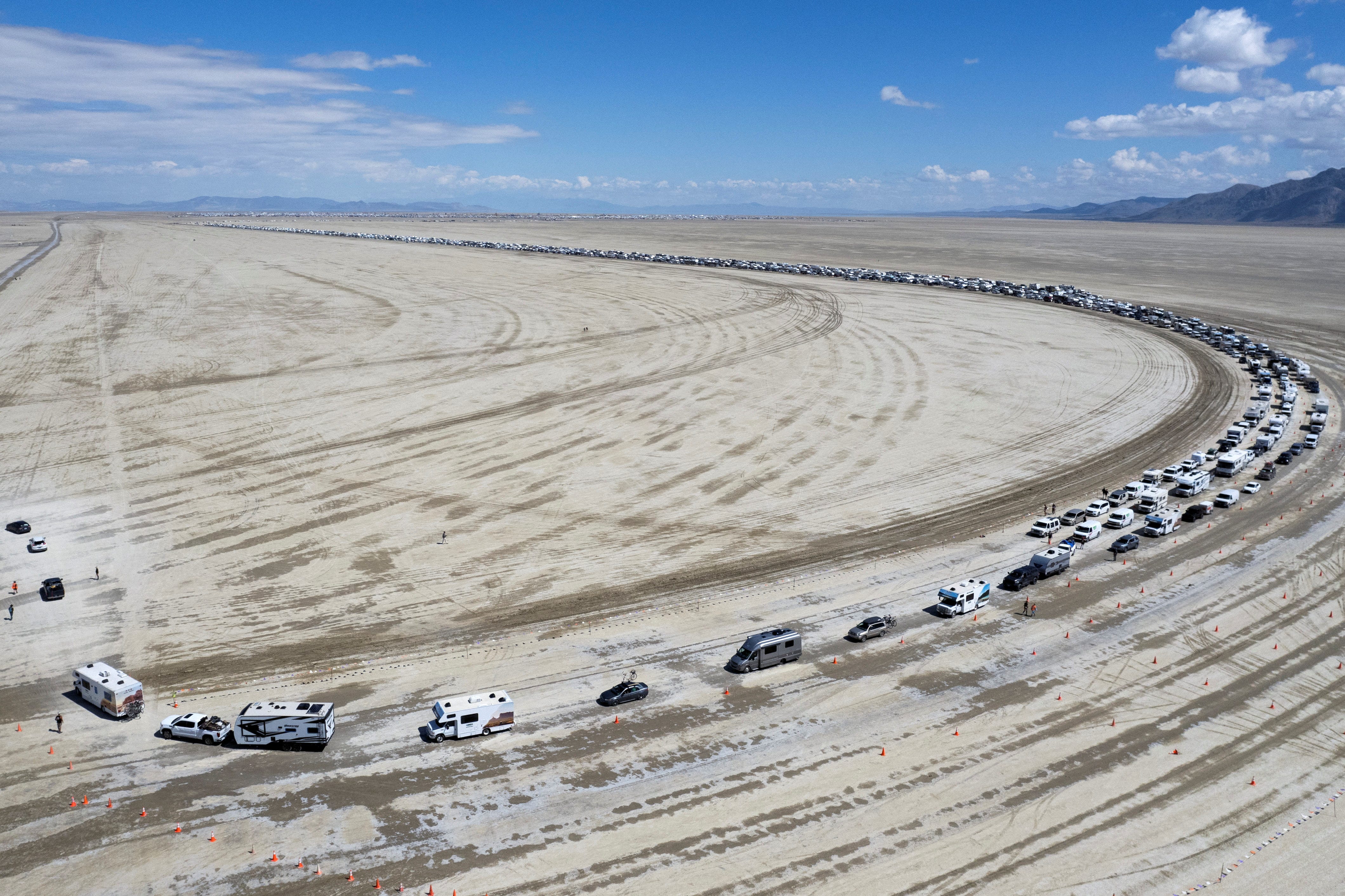 Man sieht Fahrzeuge, die Burning Man verlassen.
