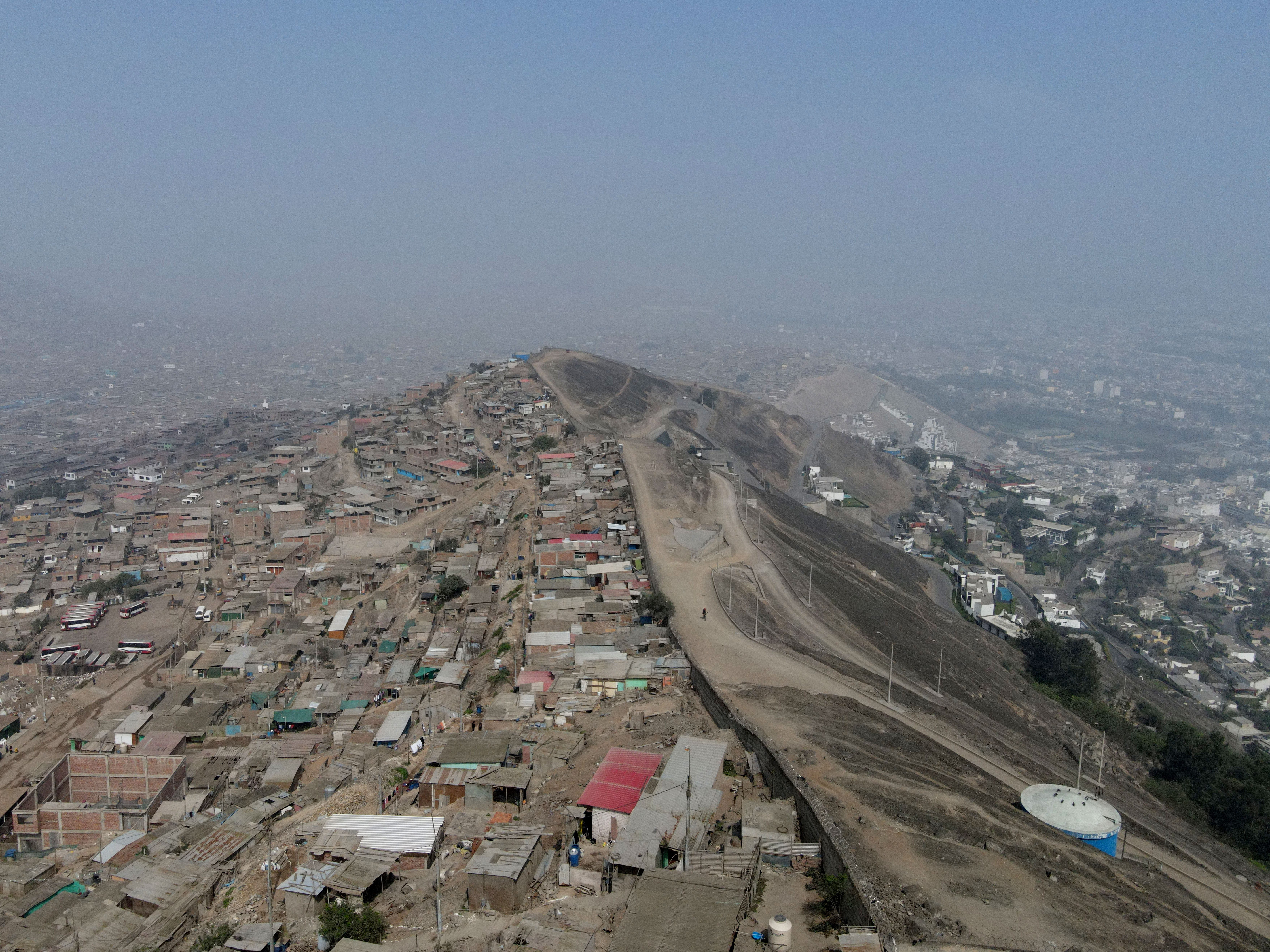 Eine Luftaufnahme der „Mauer der Schande“, die die exklusivsten und wohlhabendsten Gebiete im Bezirk Santiago de Surco von einer wirtschaftlich benachteiligten Zone im Bezirk San Juan de Miraflores in Lima, Peru, trennt.