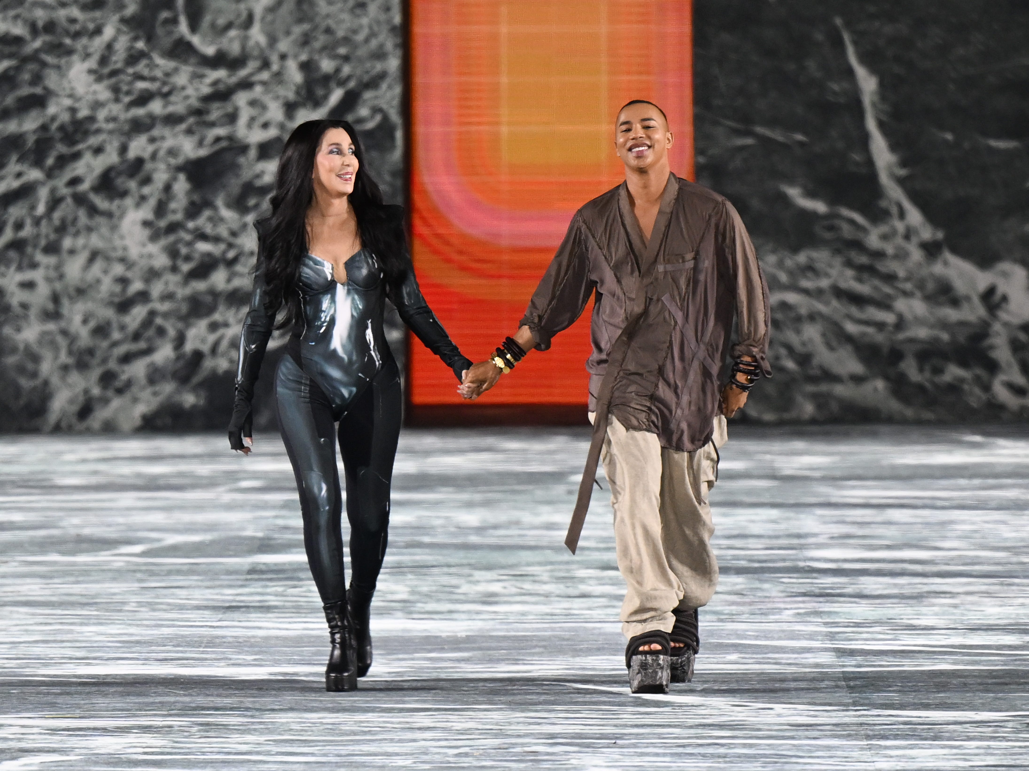 Sängerin Cher und Modedesigner Olivier Rousteing laufen während der Balmain Womenswear Spring/Summer 2023 Show im Rahmen des Balmain Festival V03 während der Paris Fashion Week am 28. September 2022 in Paris, Frankreich, über den Laufsteg