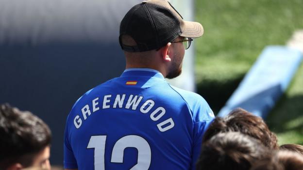 Ein Getafe-Fan trägt ein T-Shirt mit Greenwoods Namen