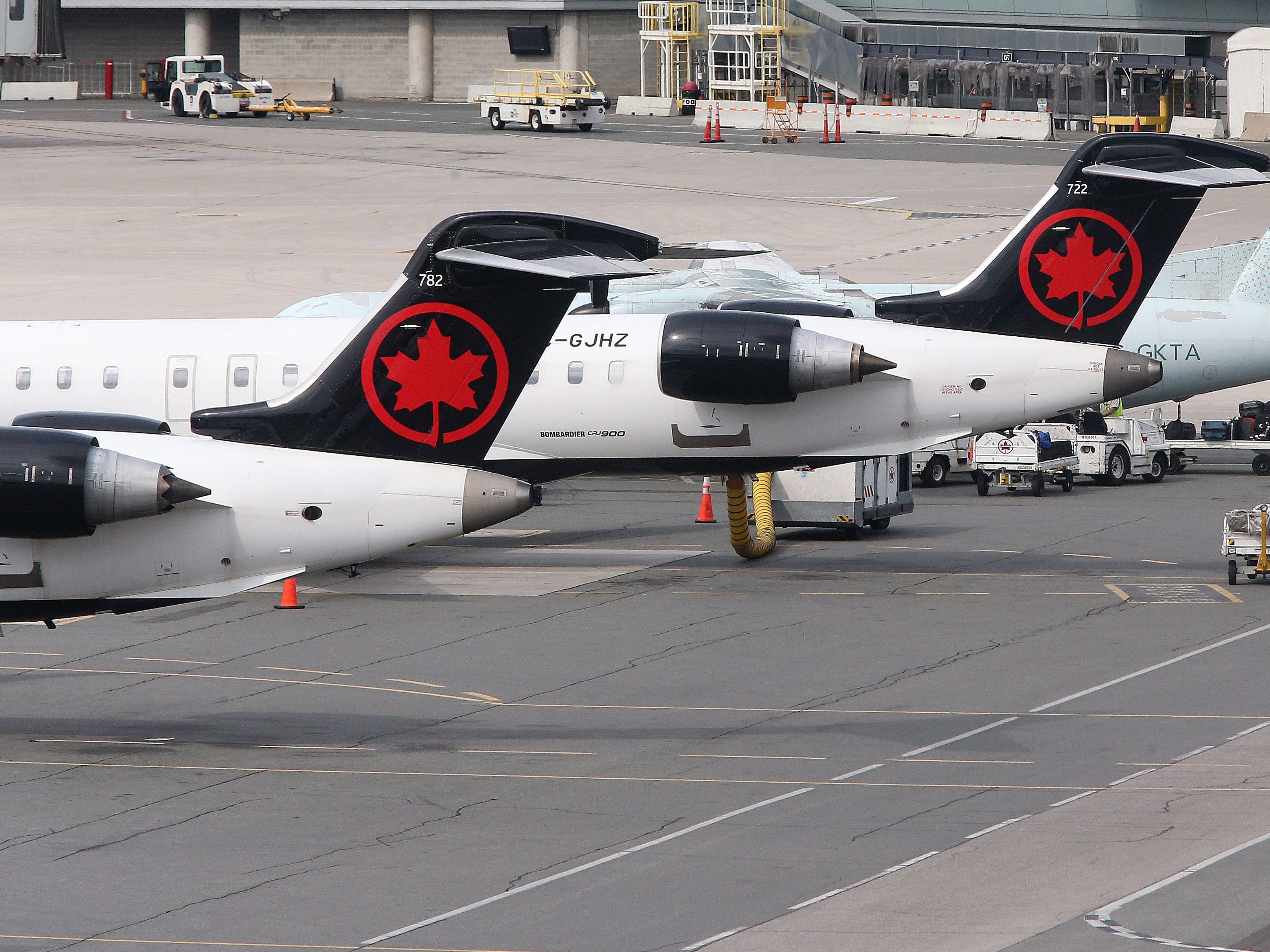 Flugzeuge der Air Canada stehen auf dem Rollfeld des Flughafens.