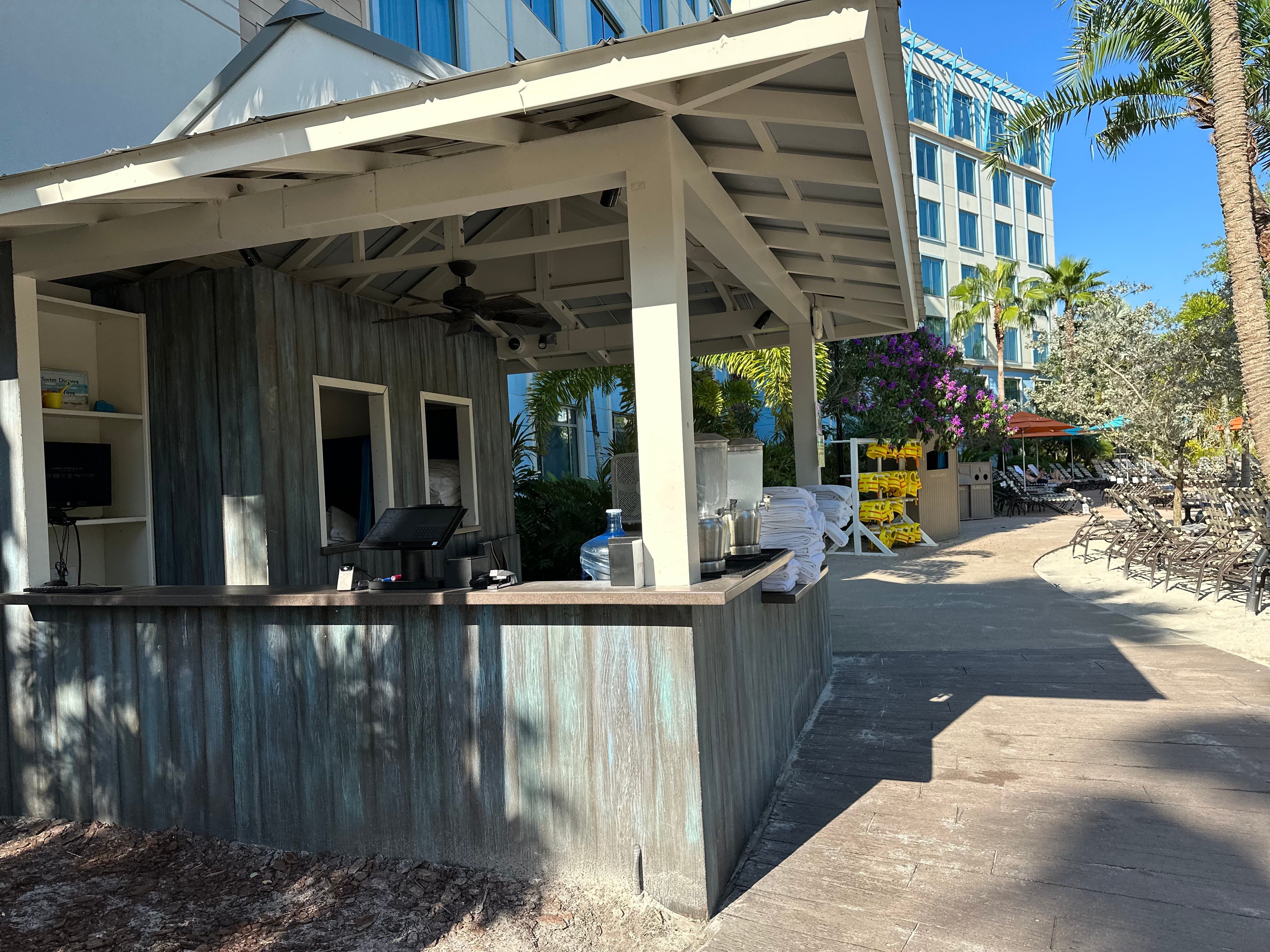 Check-in-Stand am Pool des Loews Sapphire Falls Resort in Universal Orlando