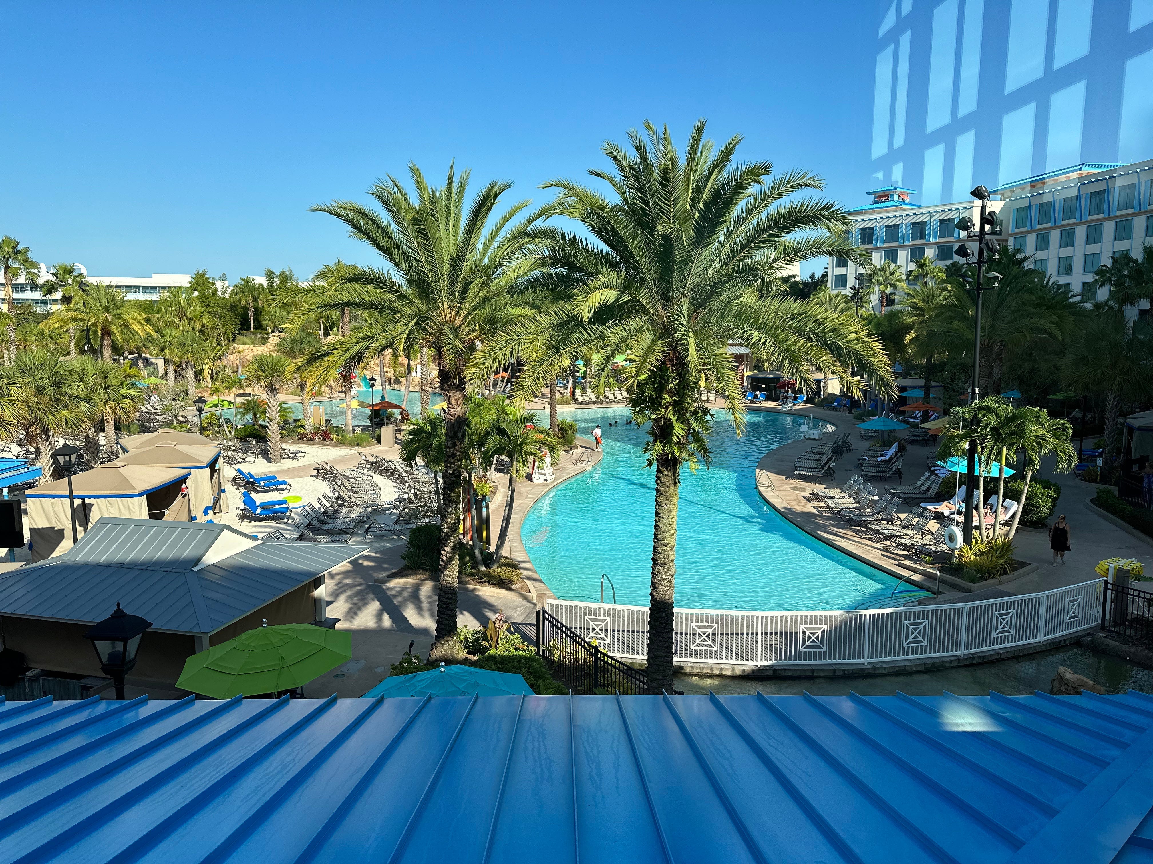 Blick auf den Pool im Loews Sapphire Falls Resort im Universal