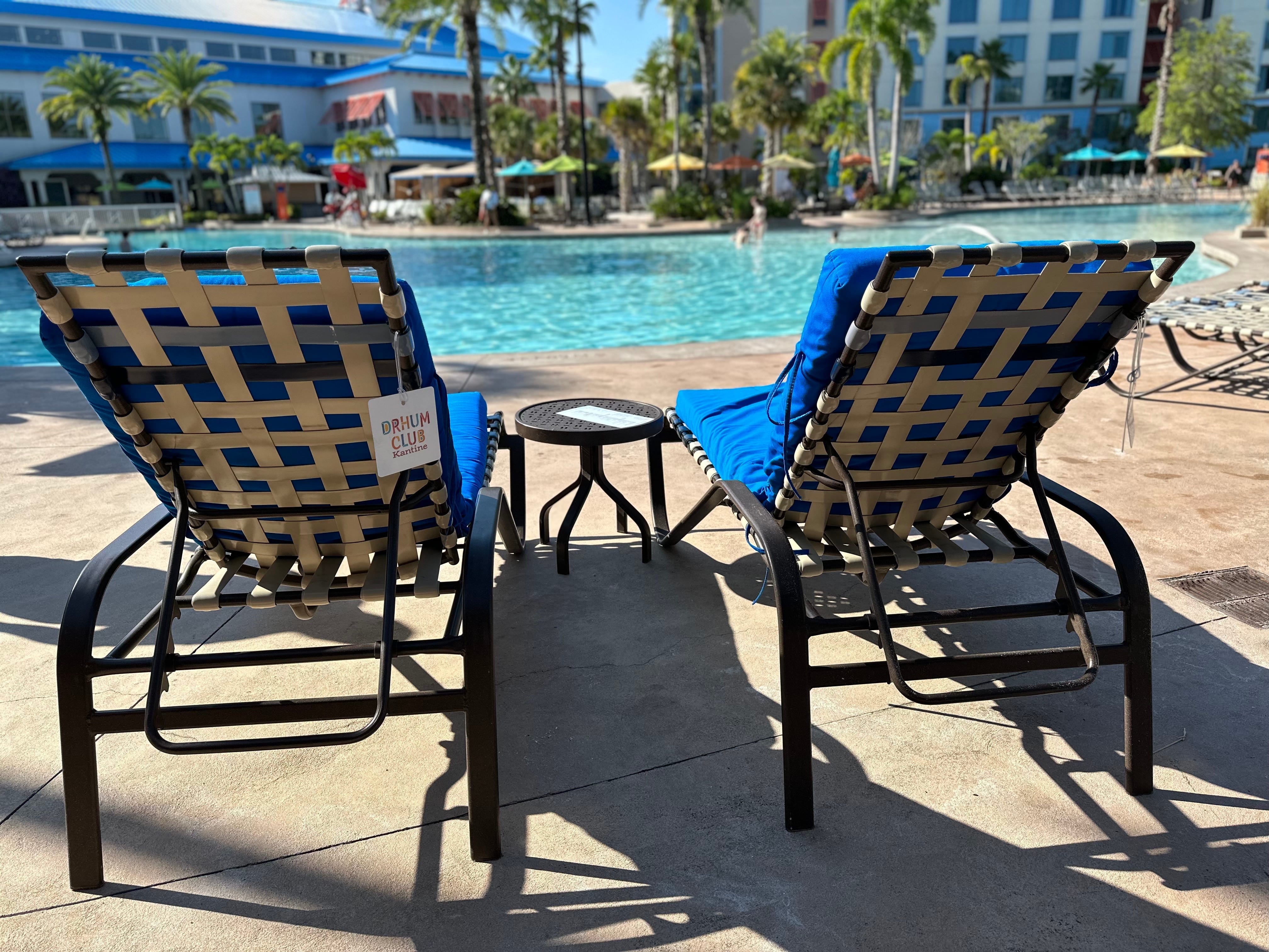 Zwei Poolliegen am Pool im Loews Sapphire Falls Resort in Universal Orlando
