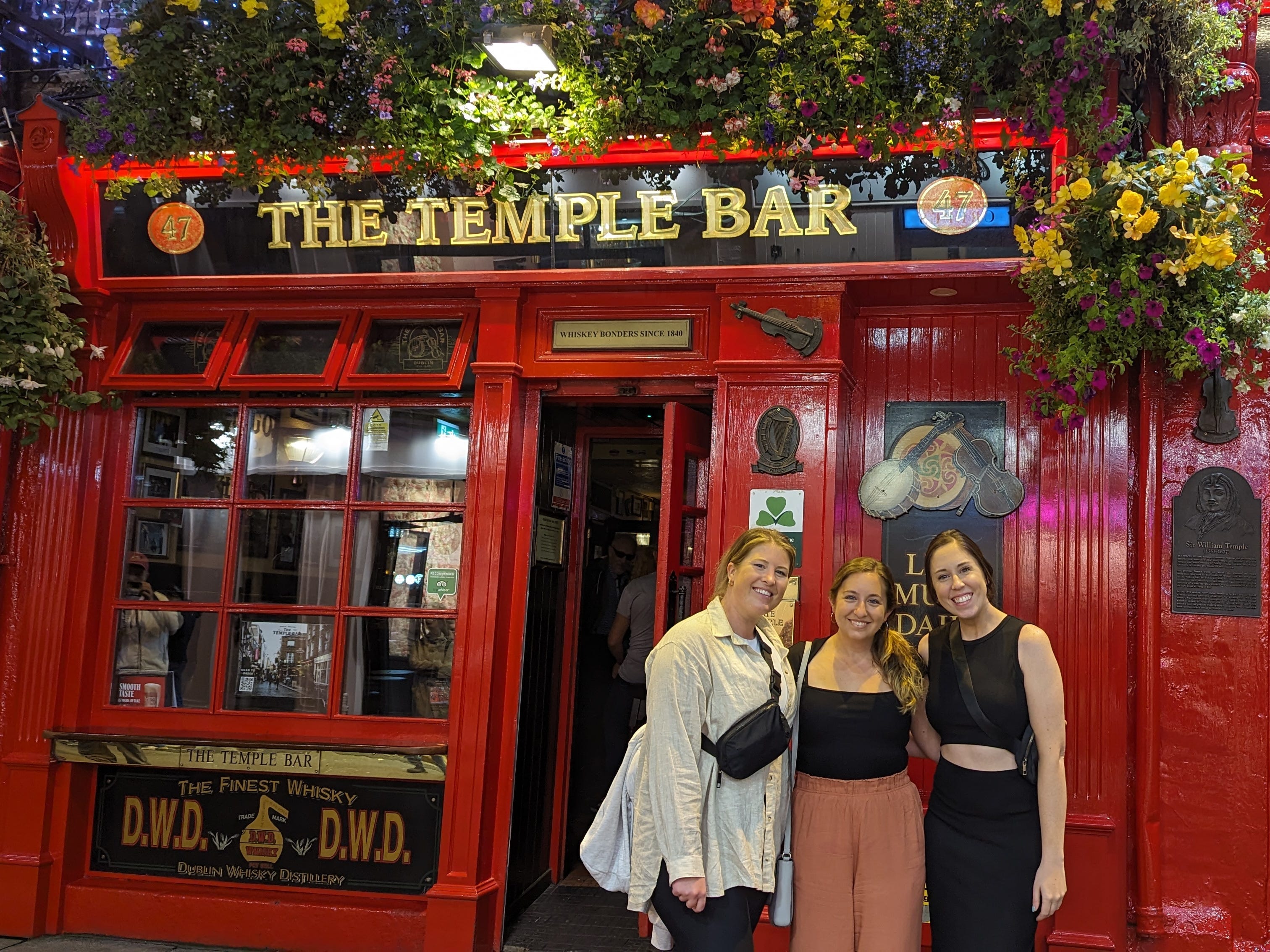 Courtney Danser und ihre beiden Freundinnen waren eine Nacht lang in Dublin, Irland, gestrandet.