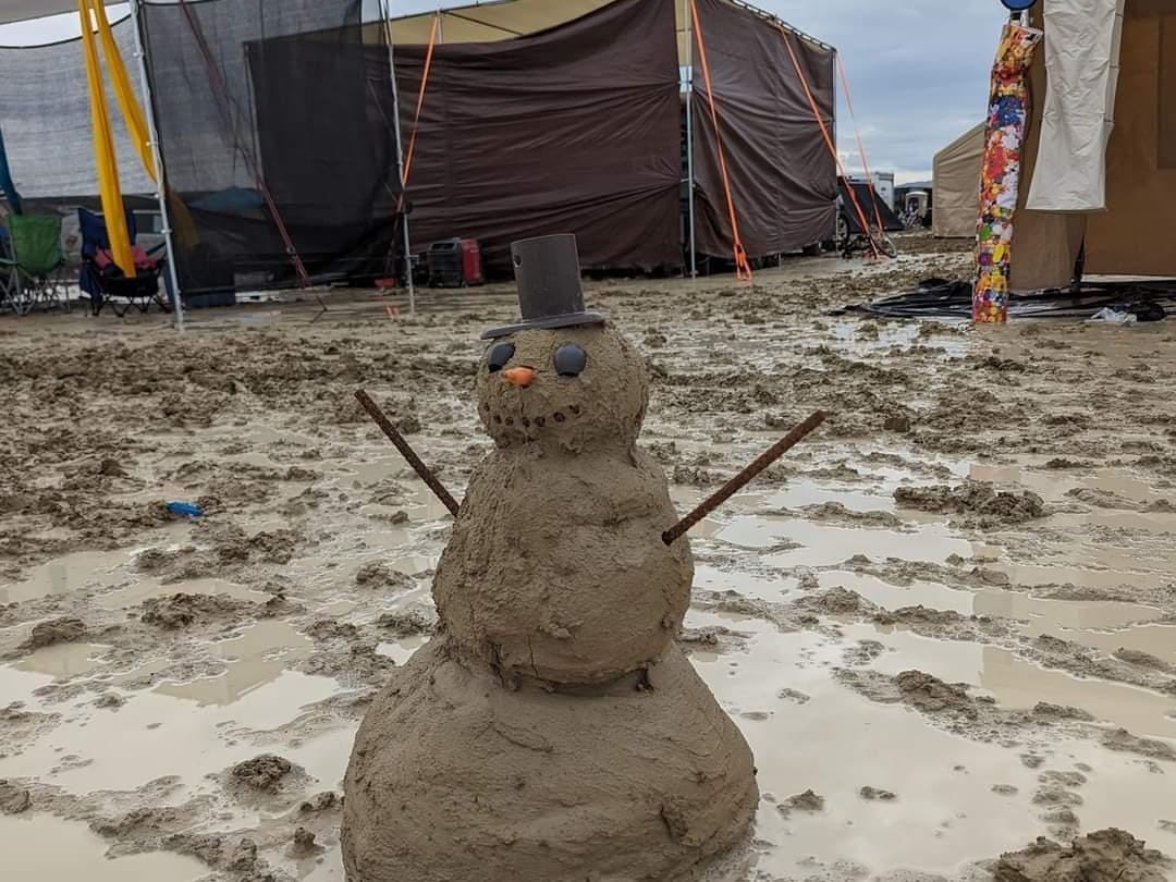 Ein Schneemann aus Sand und Schlamm bei Burning Man.