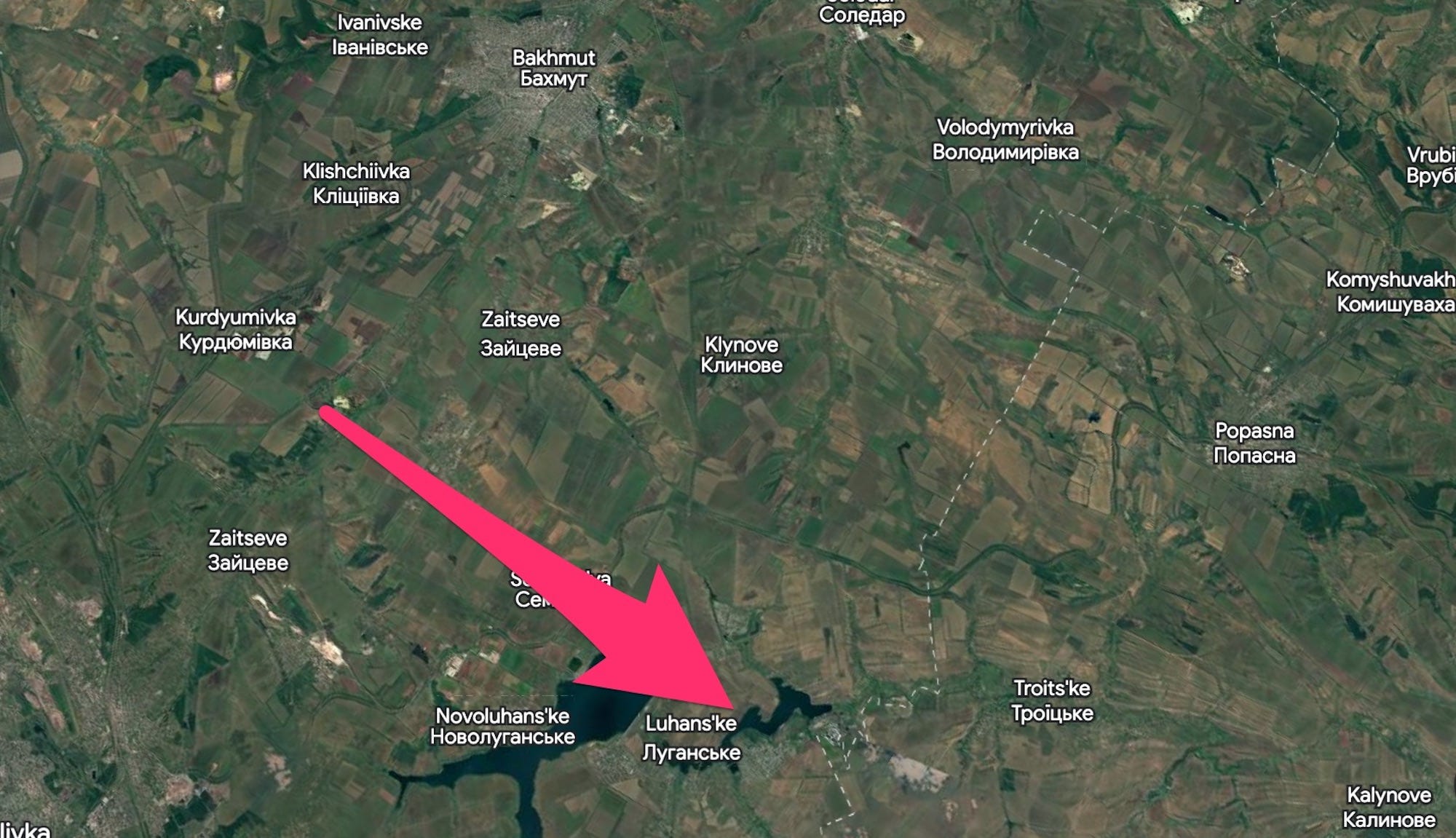 Ein Screenshot von Google Earth des Gebiets südlich von Bachmut, Ukraine, mit einem Pfeil, der den Ort eines HIMARS-Angriffs auf ein russisches Munitionslager anzeigt, der am 6. September 2023 angekündigt wurde.
