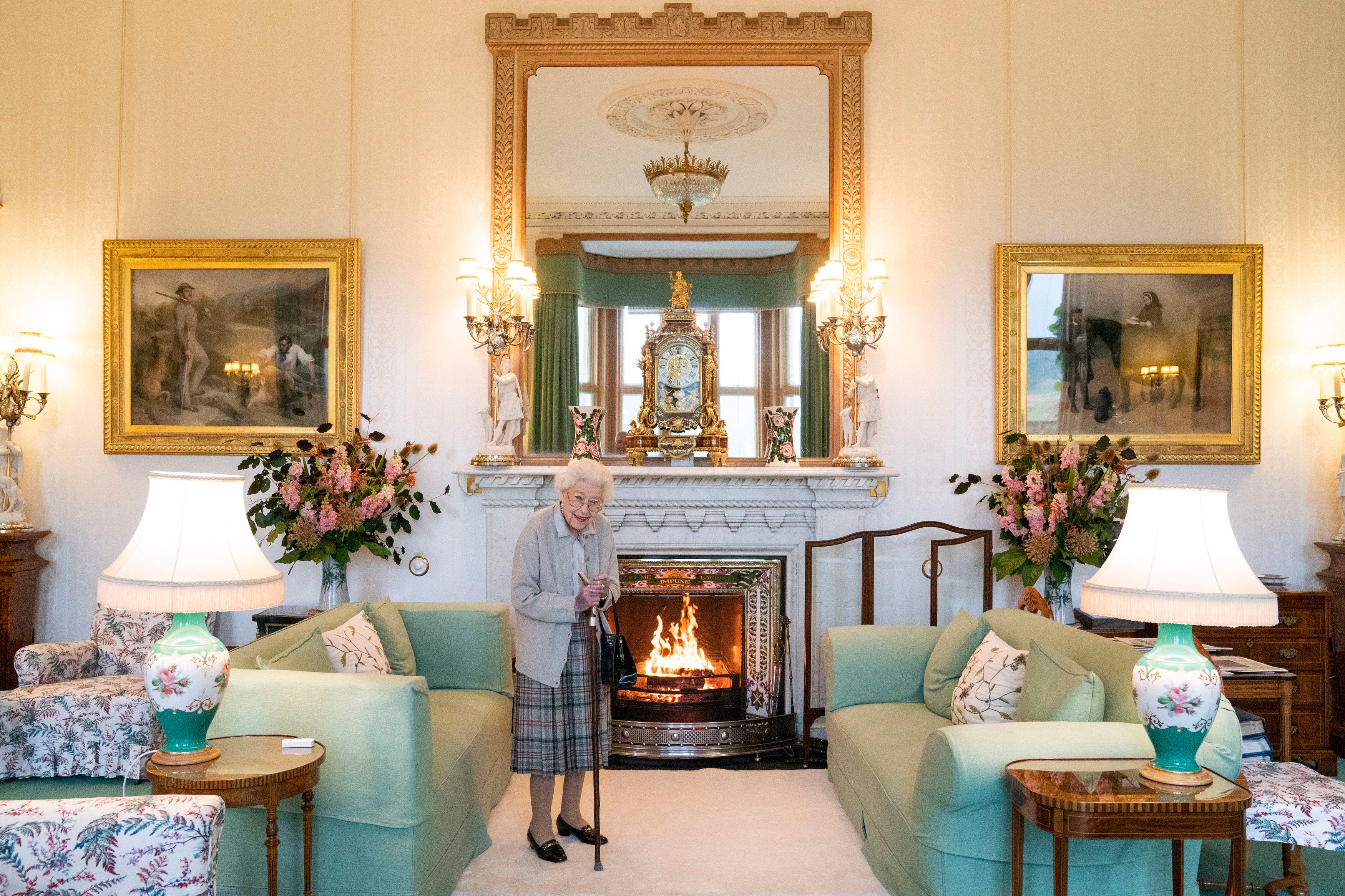 Königin Elizabeth II. wartet im Salon, bevor sie die neu gewählte Vorsitzende der Konservativen Partei Liz Truss im Balmoral Castle empfängt.