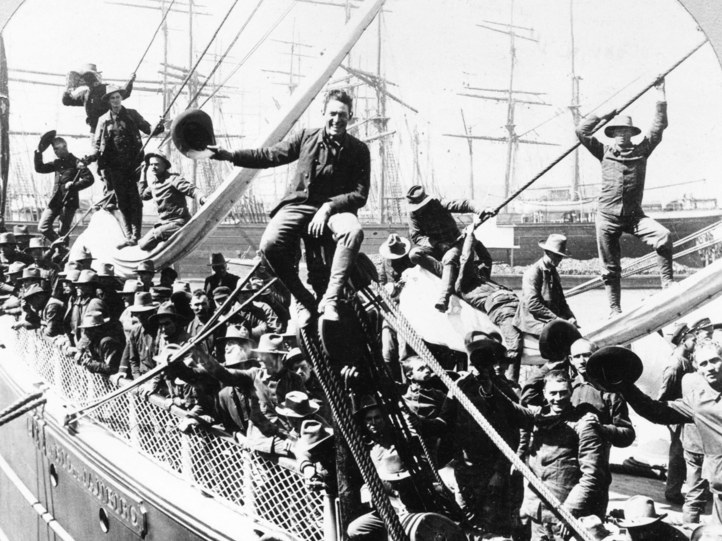 Ein Foto von freiwilligen Soldaten auf einem Boot auf dem Weg nach Manila während des Spanisch-Amerikanischen Krieges.