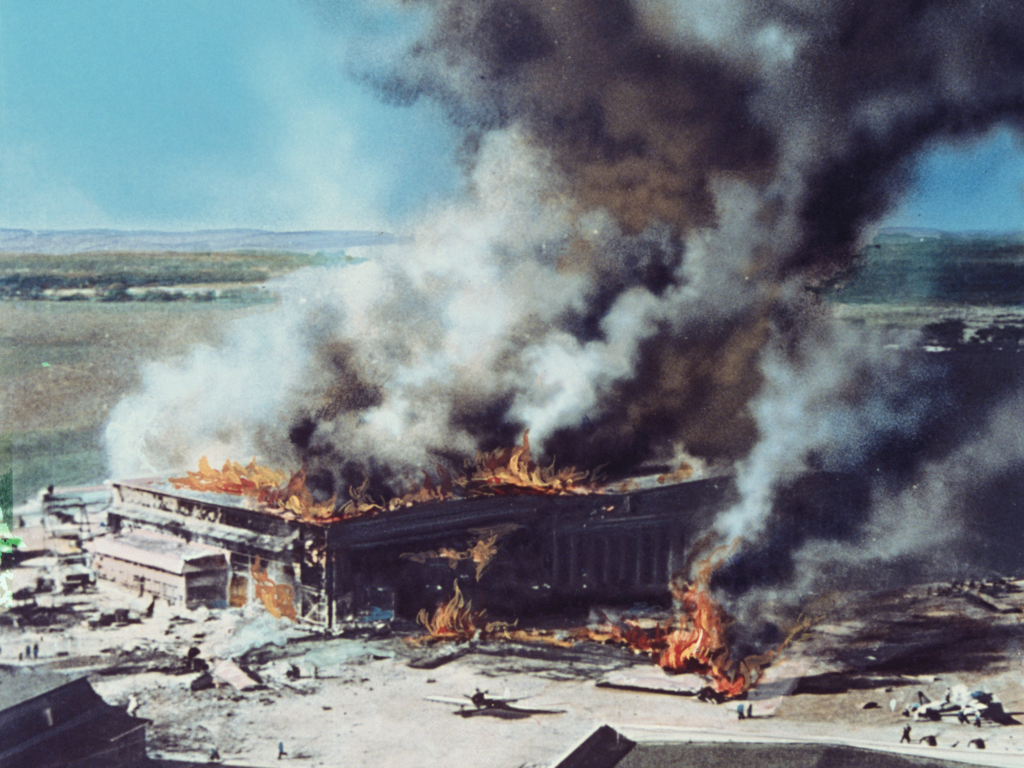 Rauch steigt aus den brennenden Gebäuden auf Ford Island, Pearl Harbor